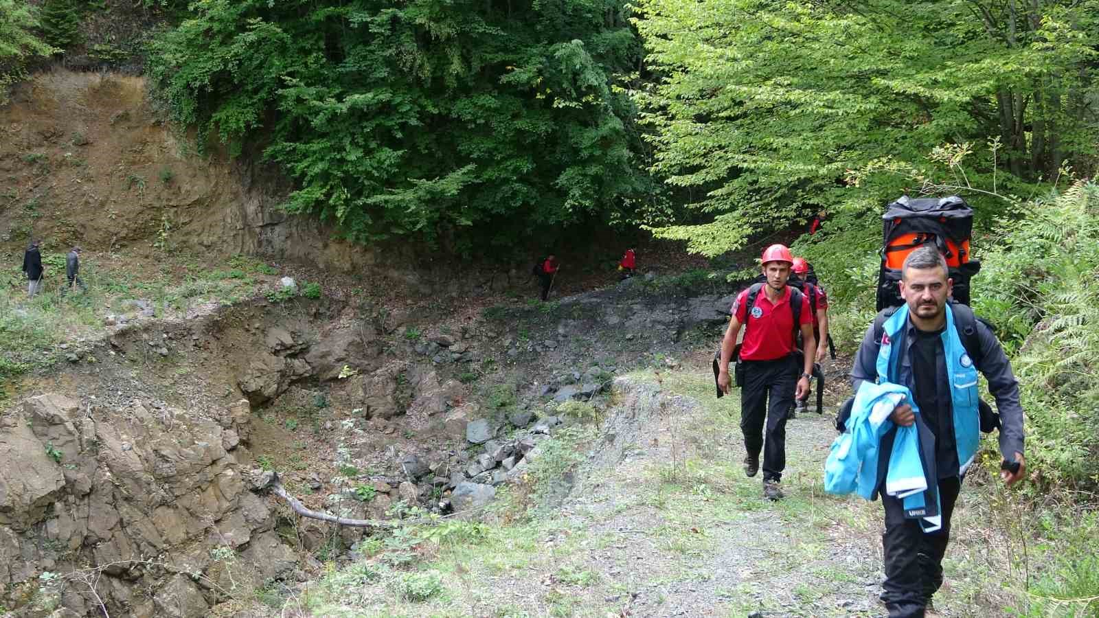 Maden ararken mahsur kalan madenciler 19 saat sonra helikopterle kurtarıldı
