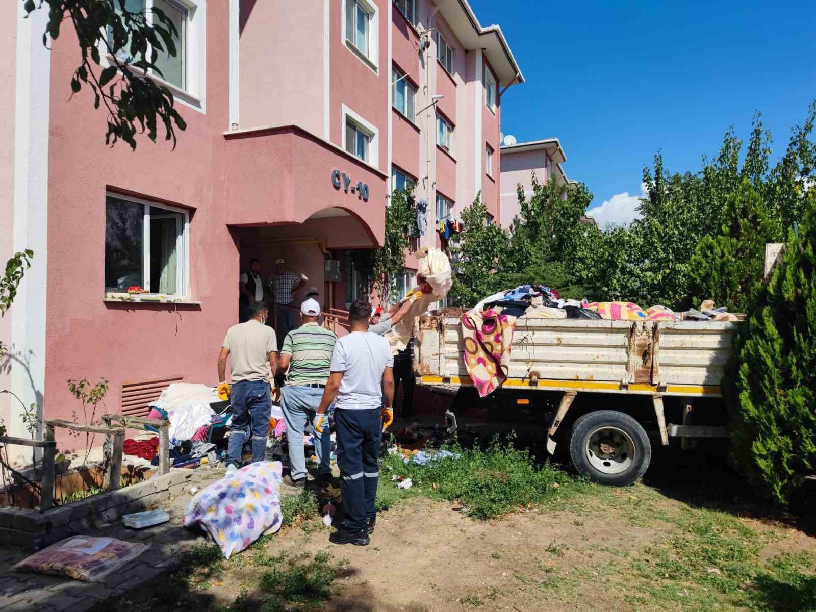 Kötü koku ihbarına gittikleri evden 3 kamyon çöp çıkardılar
