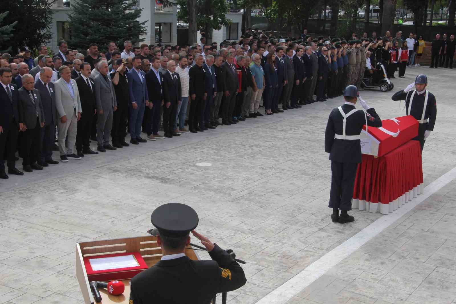 Motosikletin çarpması sonucu şehit olan astsubay, törenle memleketine uğurlandı
