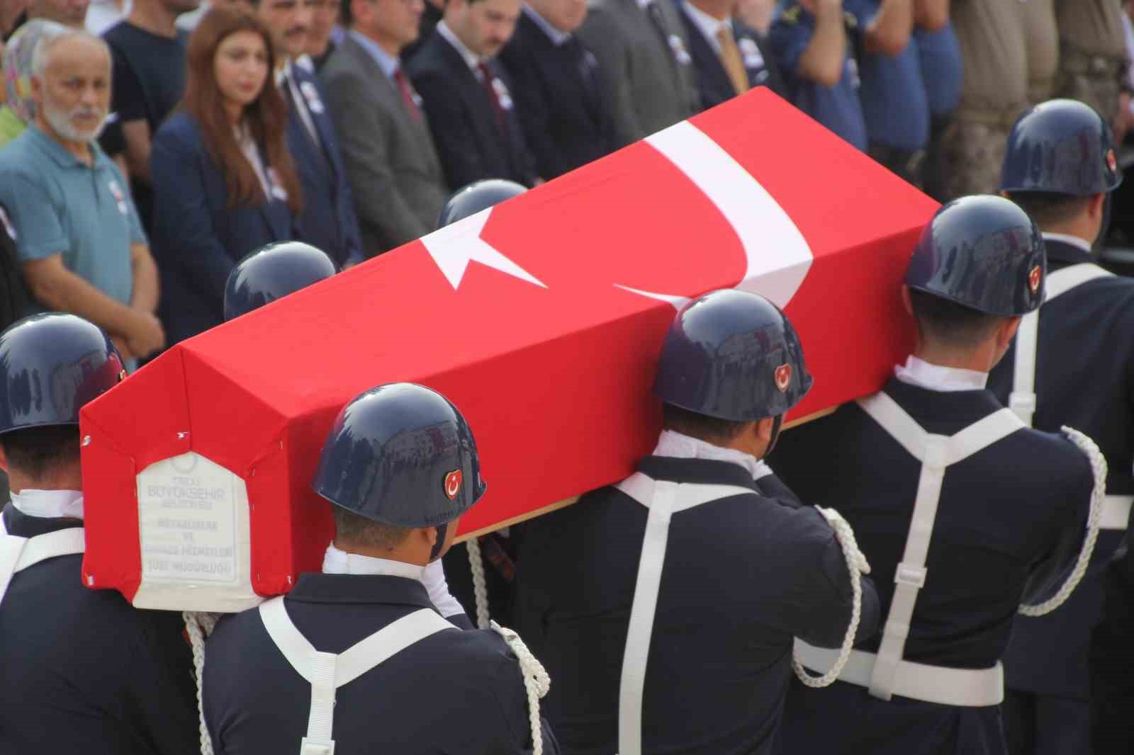 Motosikletin çarpması sonucu şehit olan astsubay, törenle memleketine uğurlandı
