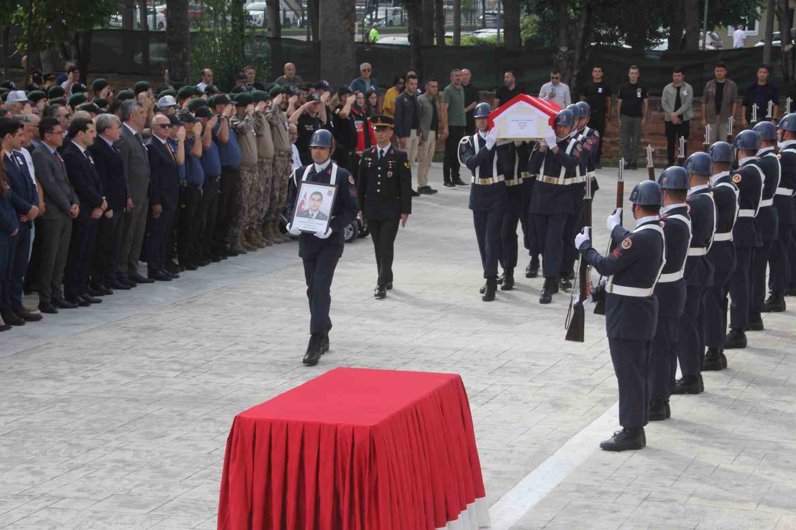 Motosikletin çarpması sonucu şehit olan astsubay, törenle memleketine uğurlandı
