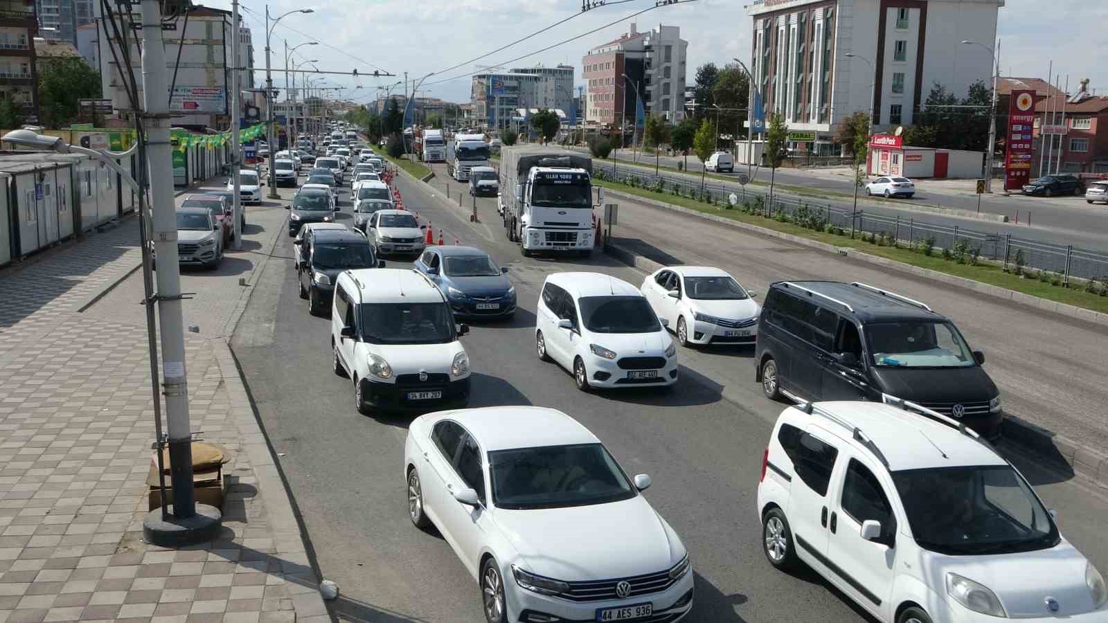 Malatya’da yol çalışmaları nedeniyle oluşan trafiğe tepki
