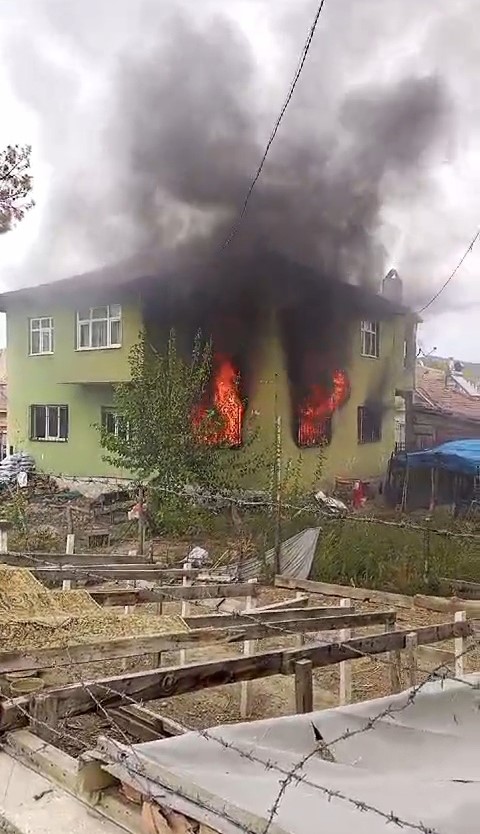 Alevler pencerelerden taştı, mahallede panik yaşandı
