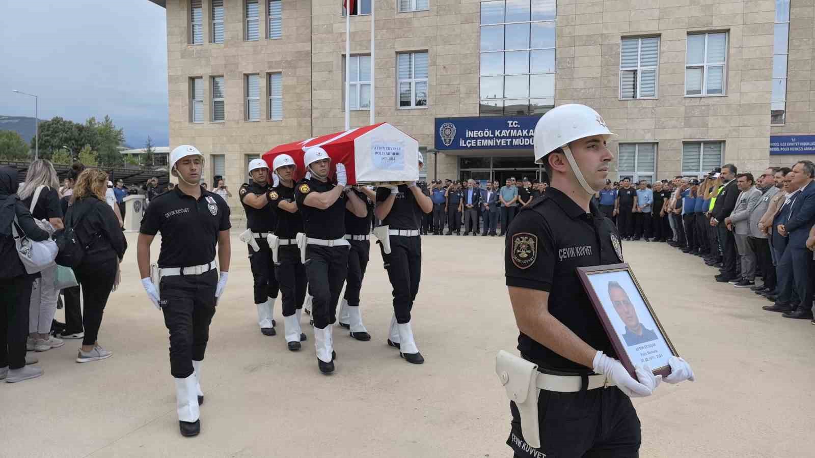 Kansere yenik düşen emekli polis son yolculuğuna uğurlandı
