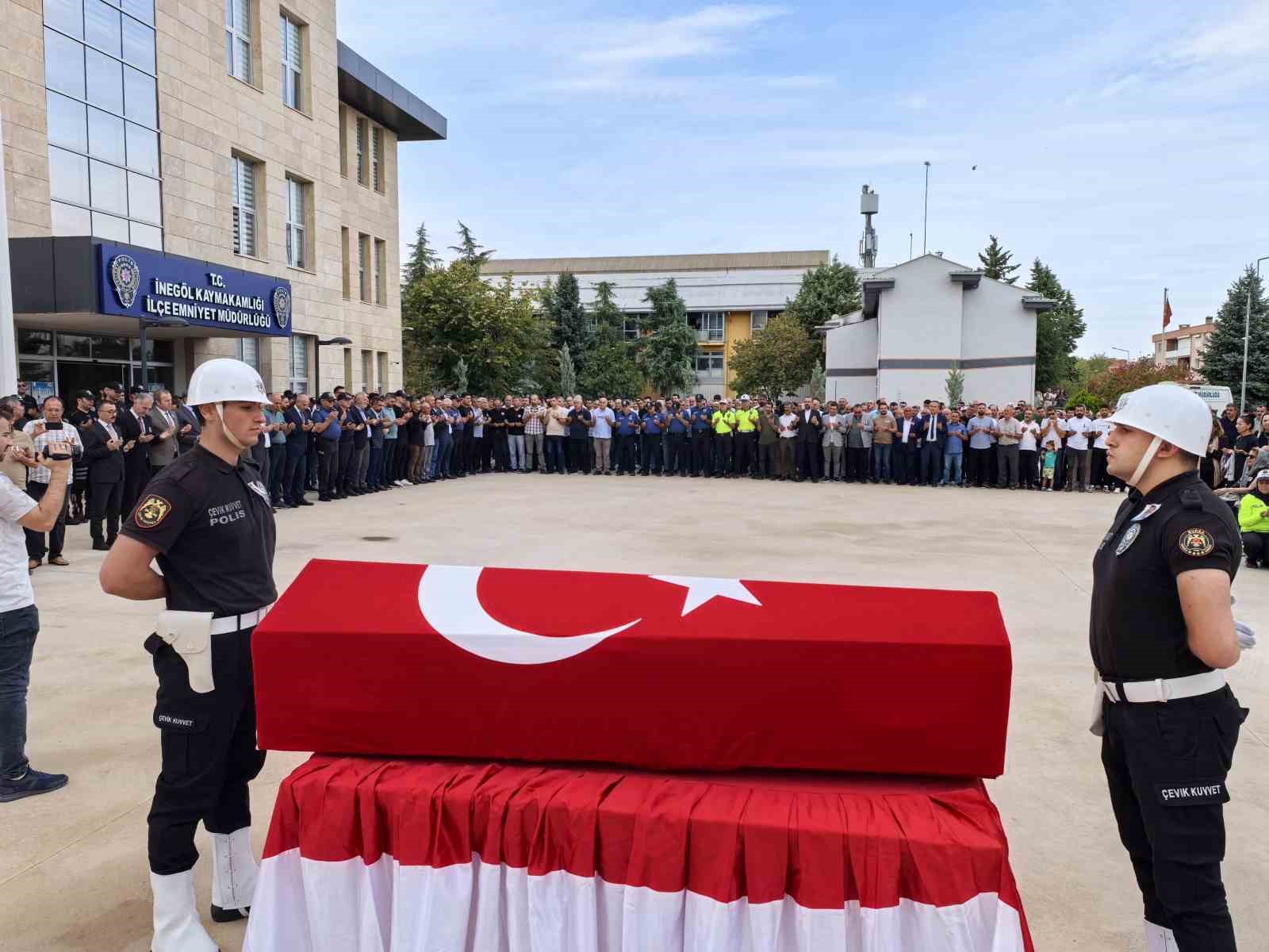 Kansere yenik düşen emekli polis son yolculuğuna uğurlandı
