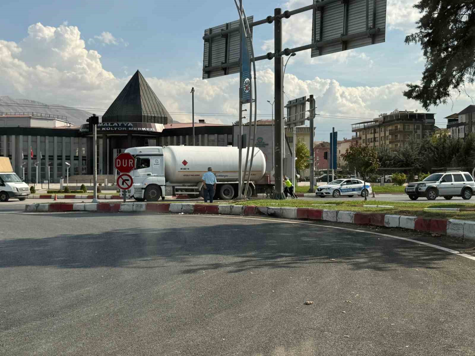 Yolda kalan yakıt tankerini imdadına polis ekipleri yetişti
