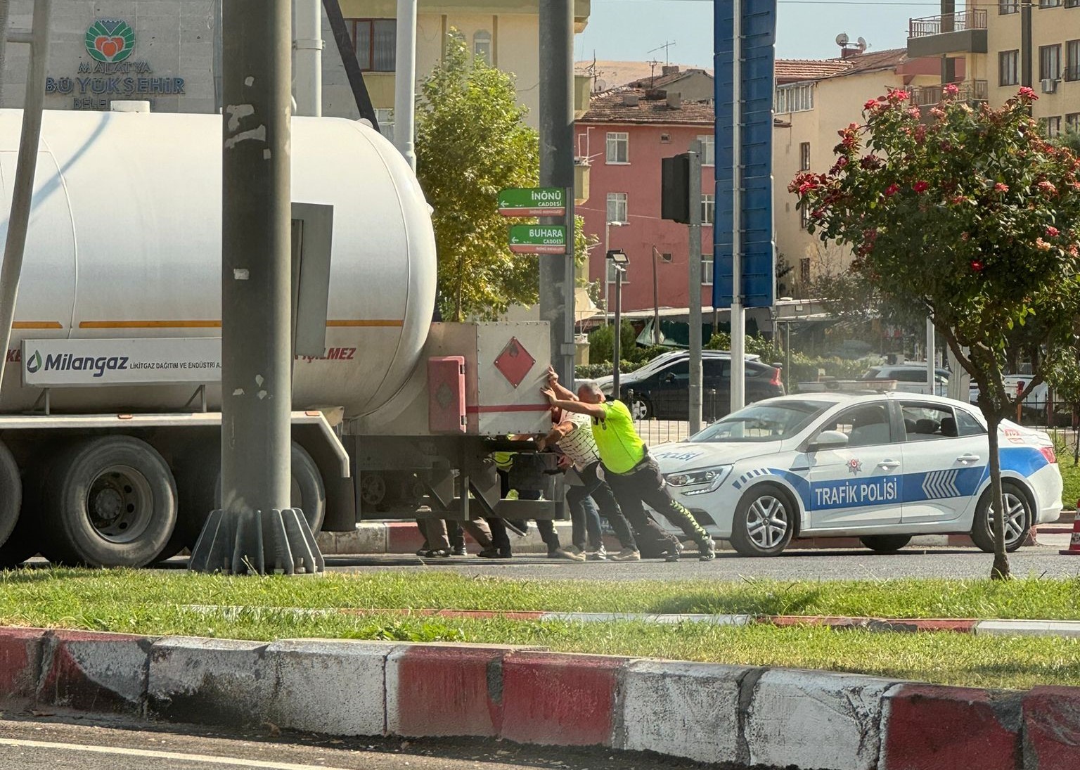 Yolda kalan yakıt tankerini imdadına polis ekipleri yetişti
