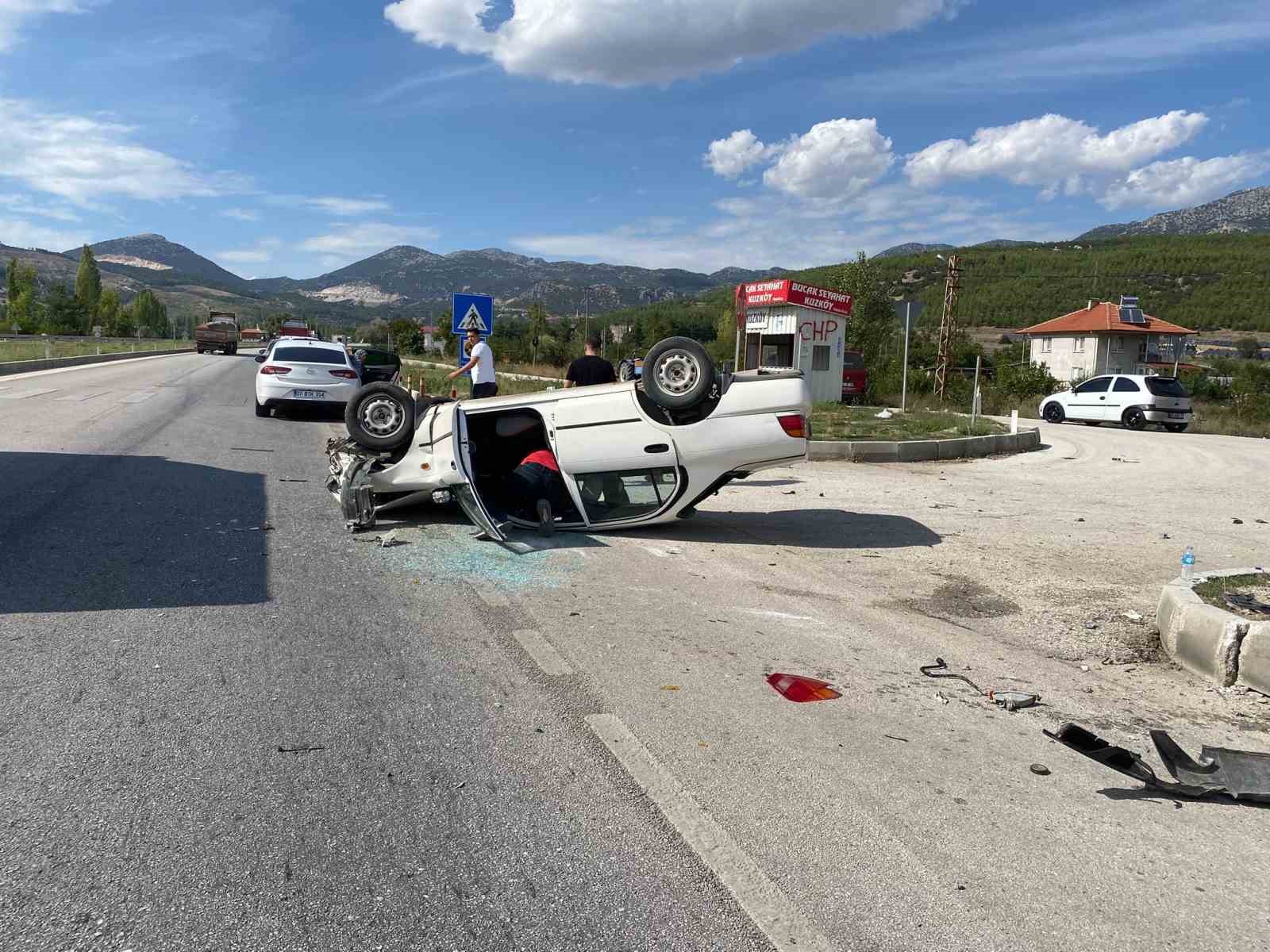 Burdur-Antalya karayolunda iki otomobil çarpıştı: 4 yaralı
