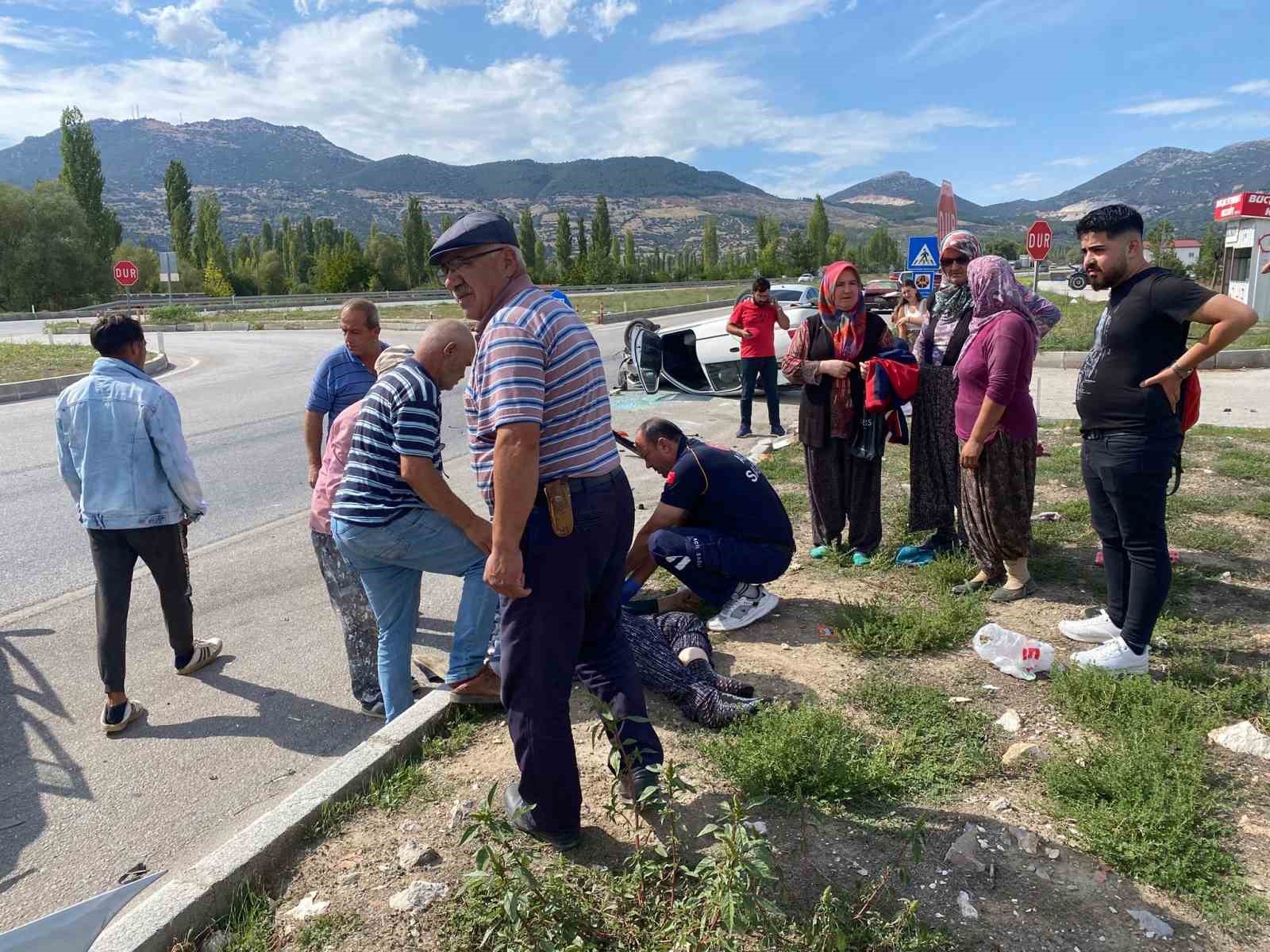 Burdur-Antalya karayolunda iki otomobil çarpıştı: 4 yaralı
