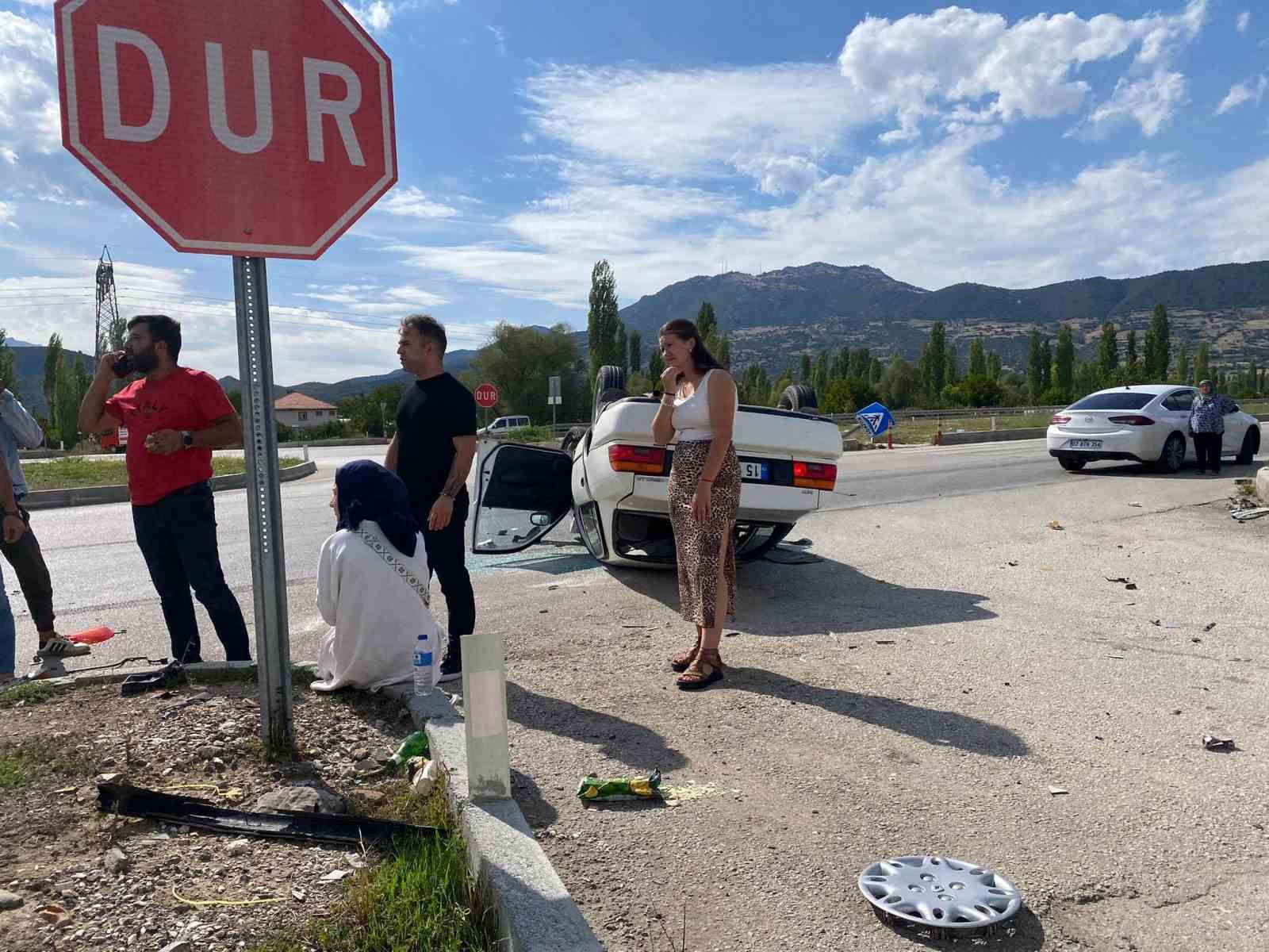 Burdur-Antalya karayolunda iki otomobil çarpıştı: 4 yaralı
