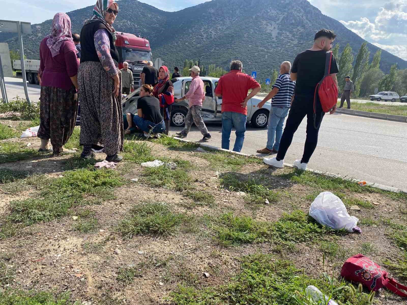 Burdur-Antalya karayolunda iki otomobil çarpıştı: 4 yaralı
