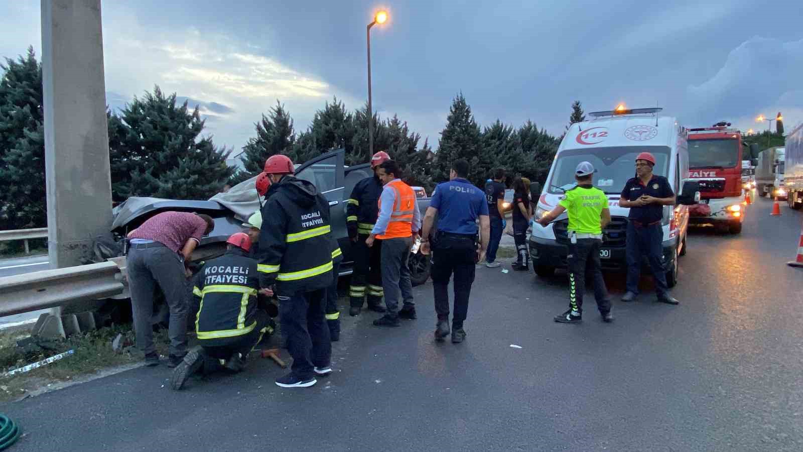 Kocaeli’de feci kaza: Araç bariyere saplandı, sürücü hayatını kaybetti
