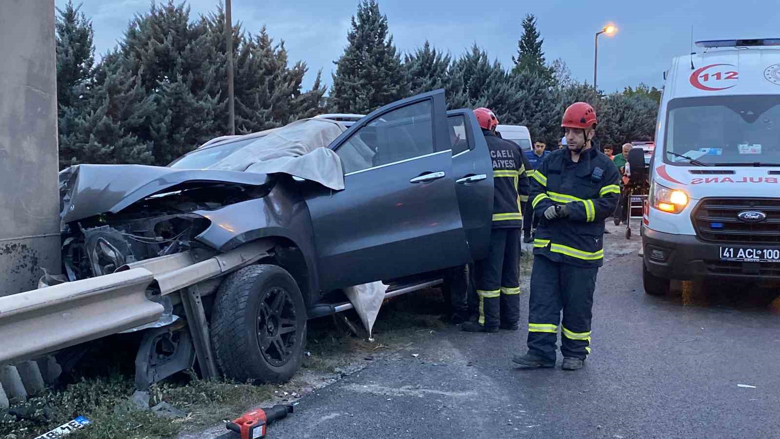 Kocaeli’de feci kaza: Araç bariyere saplandı, sürücü hayatını kaybetti
