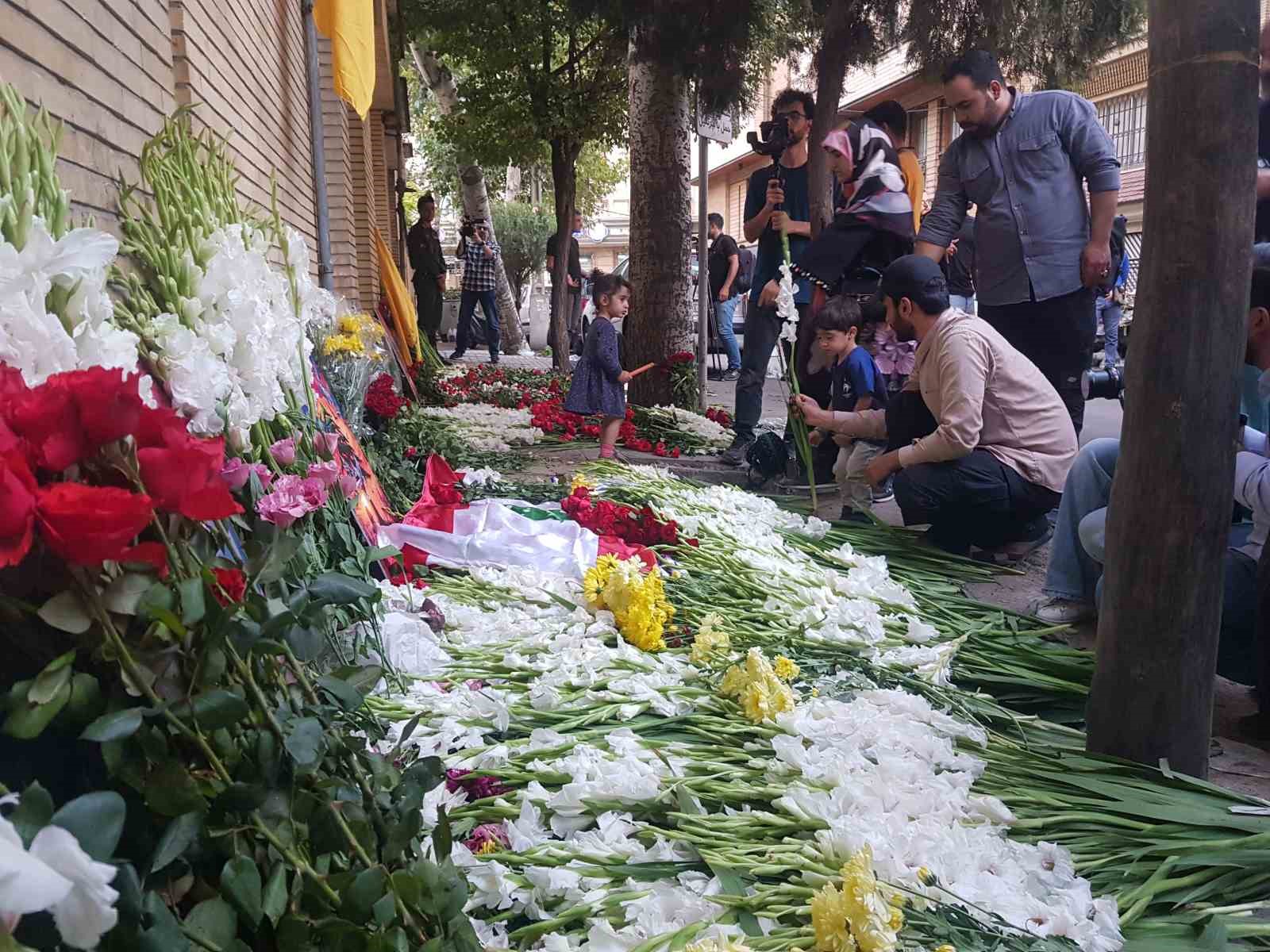 Lübnan’ın Tahran Büyükelçiliği önüne saldırılarda ölenler için çiçek bırakıldı
