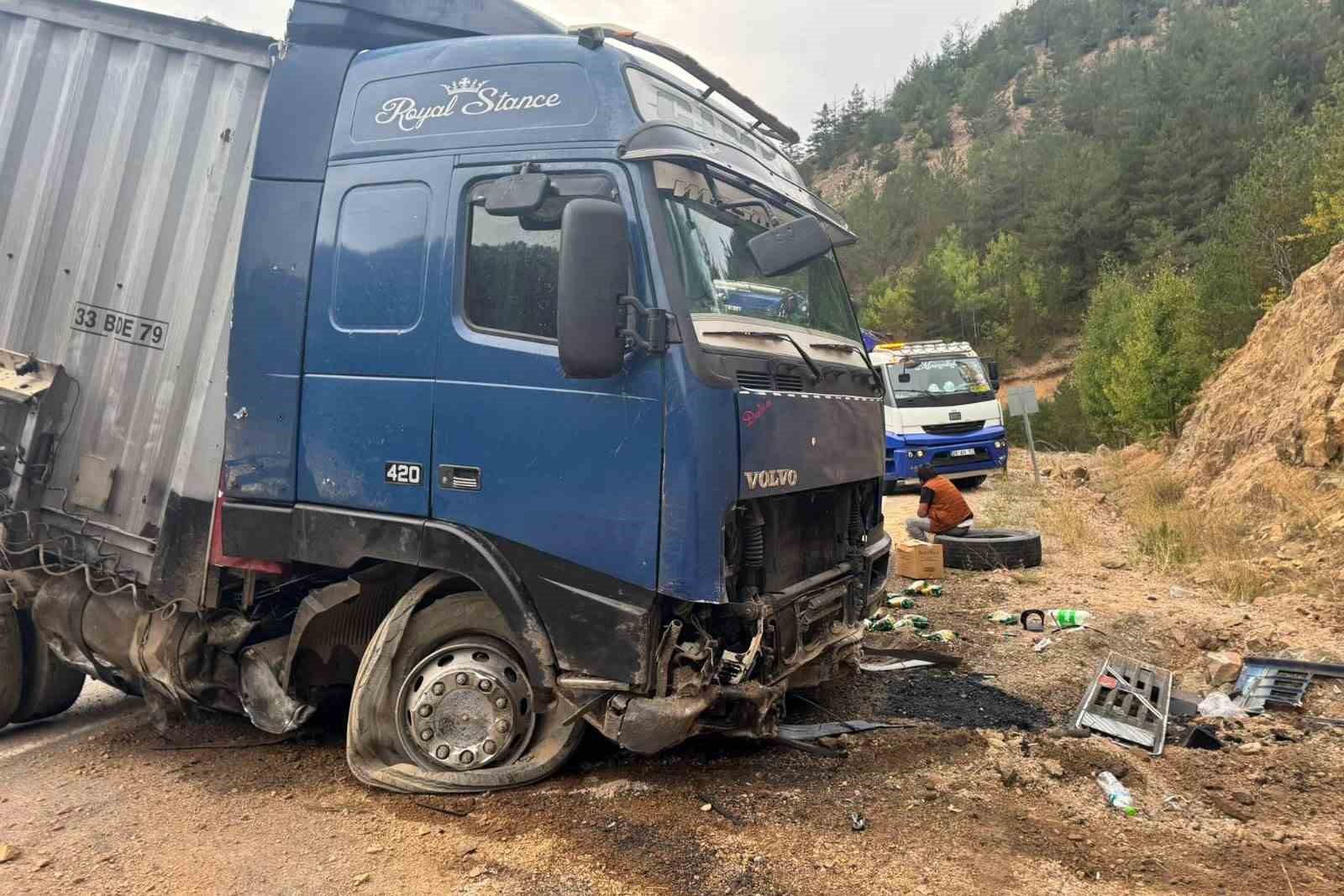 Tersun Dağı geçidinde tır devrildi, makarnalar yola saçıldı
