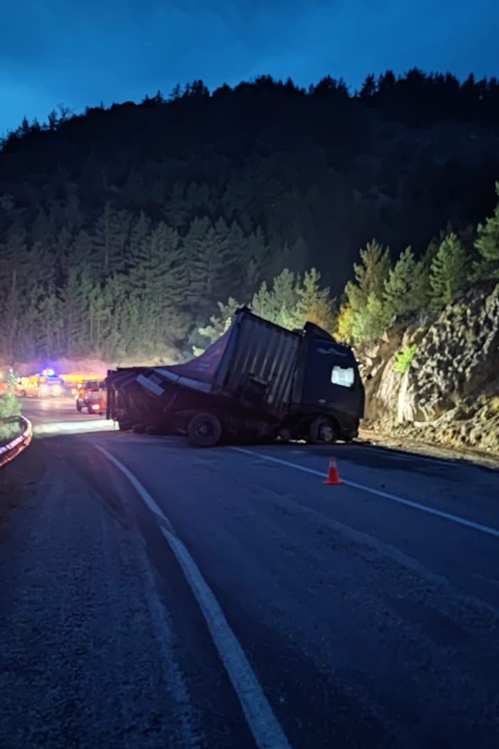 Tersun Dağı geçidinde tır devrildi, makarnalar yola saçıldı
