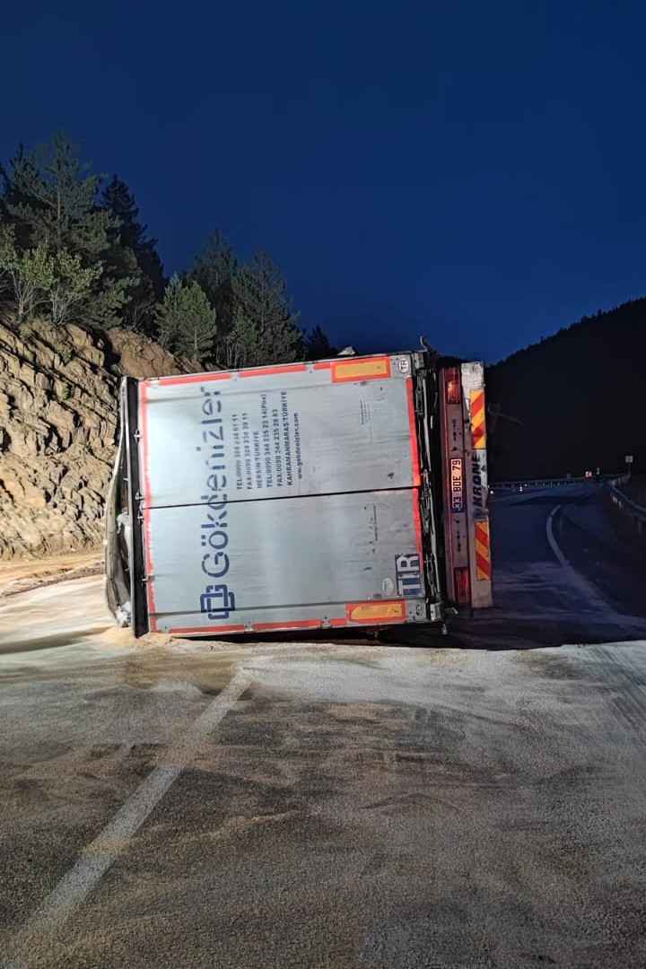 Tersun Dağı geçidinde tır devrildi, makarnalar yola saçıldı
