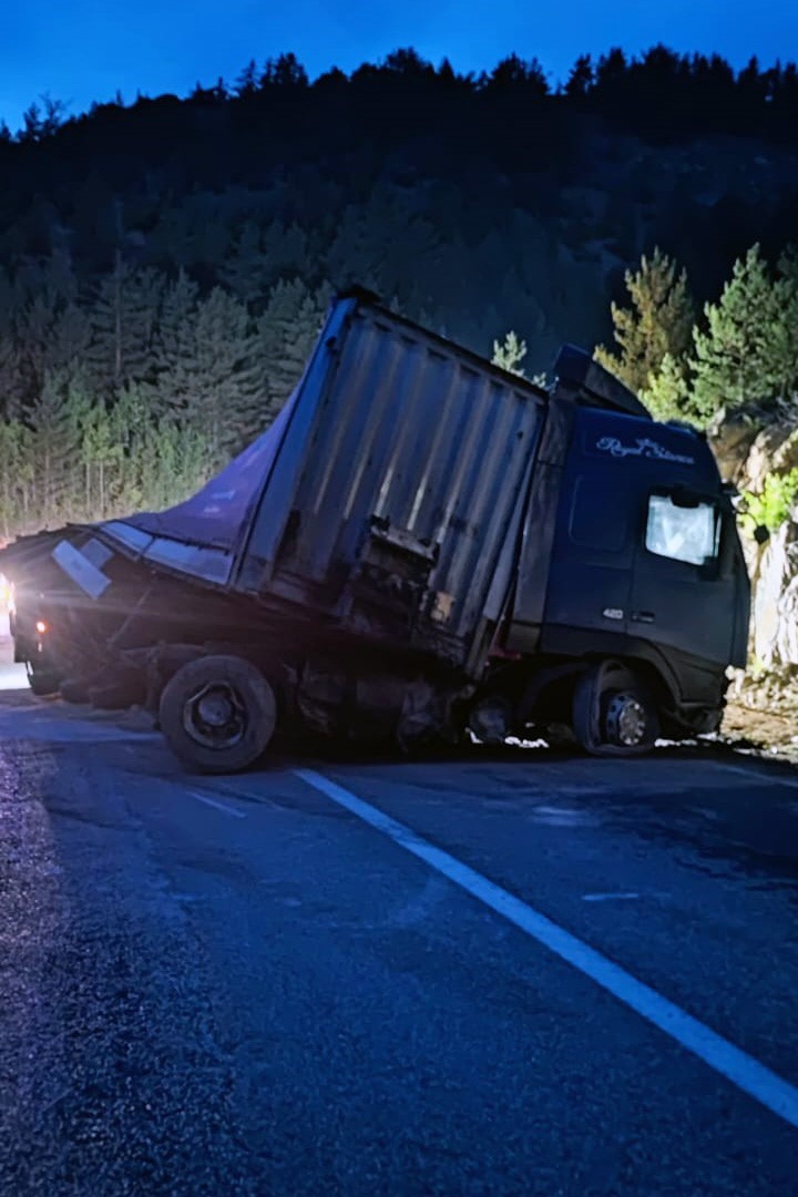 Tersun Dağı geçidinde tır devrildi, makarnalar yola saçıldı
