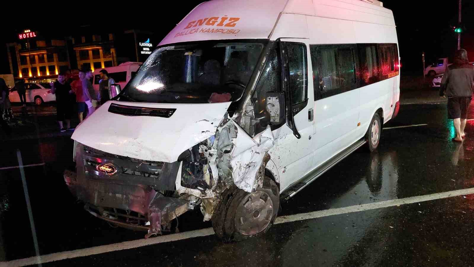 Samsun’da minibüs ile otomobil çarpıştı: 5 yaralı
