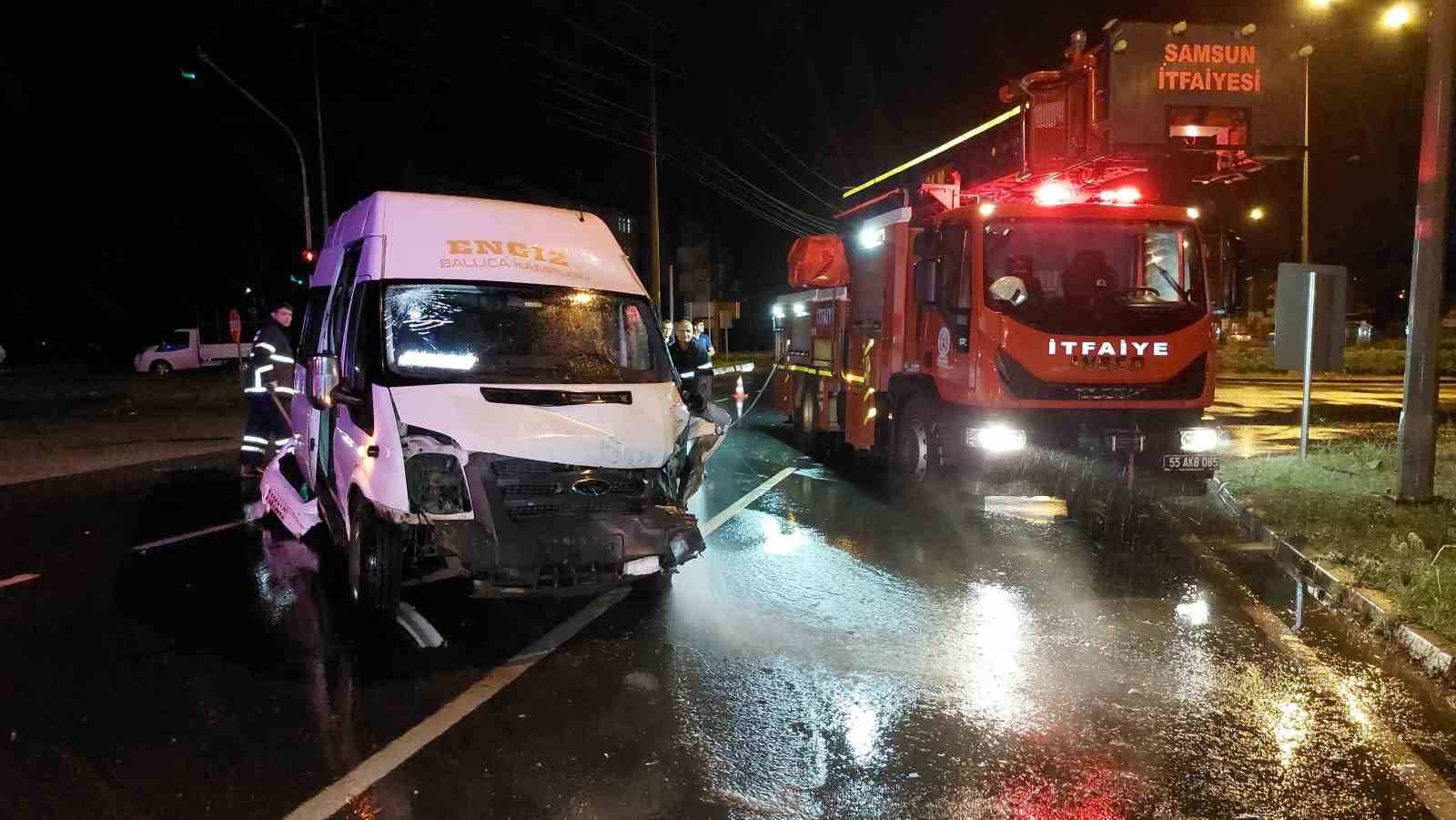 Samsun’da minibüs ile otomobil çarpıştı: 5 yaralı
