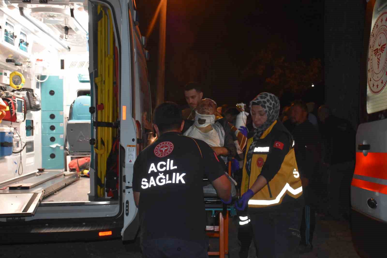 Sakarya’da kontrolden çıkan otomobil şarampole yuvarlandı: 2 yaralı
