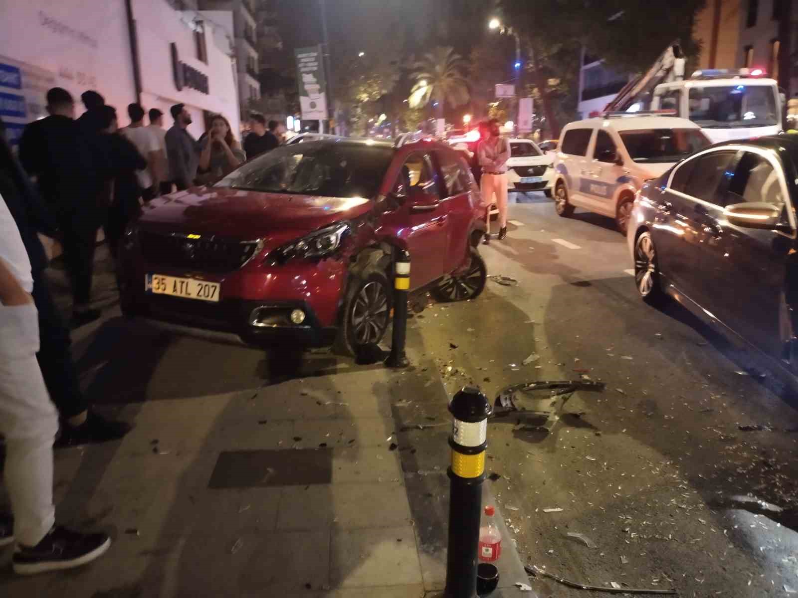 Kadıköy’de kontrolden çıkan otomobil park halindeki araçlara çarptı: 4 yaralı
