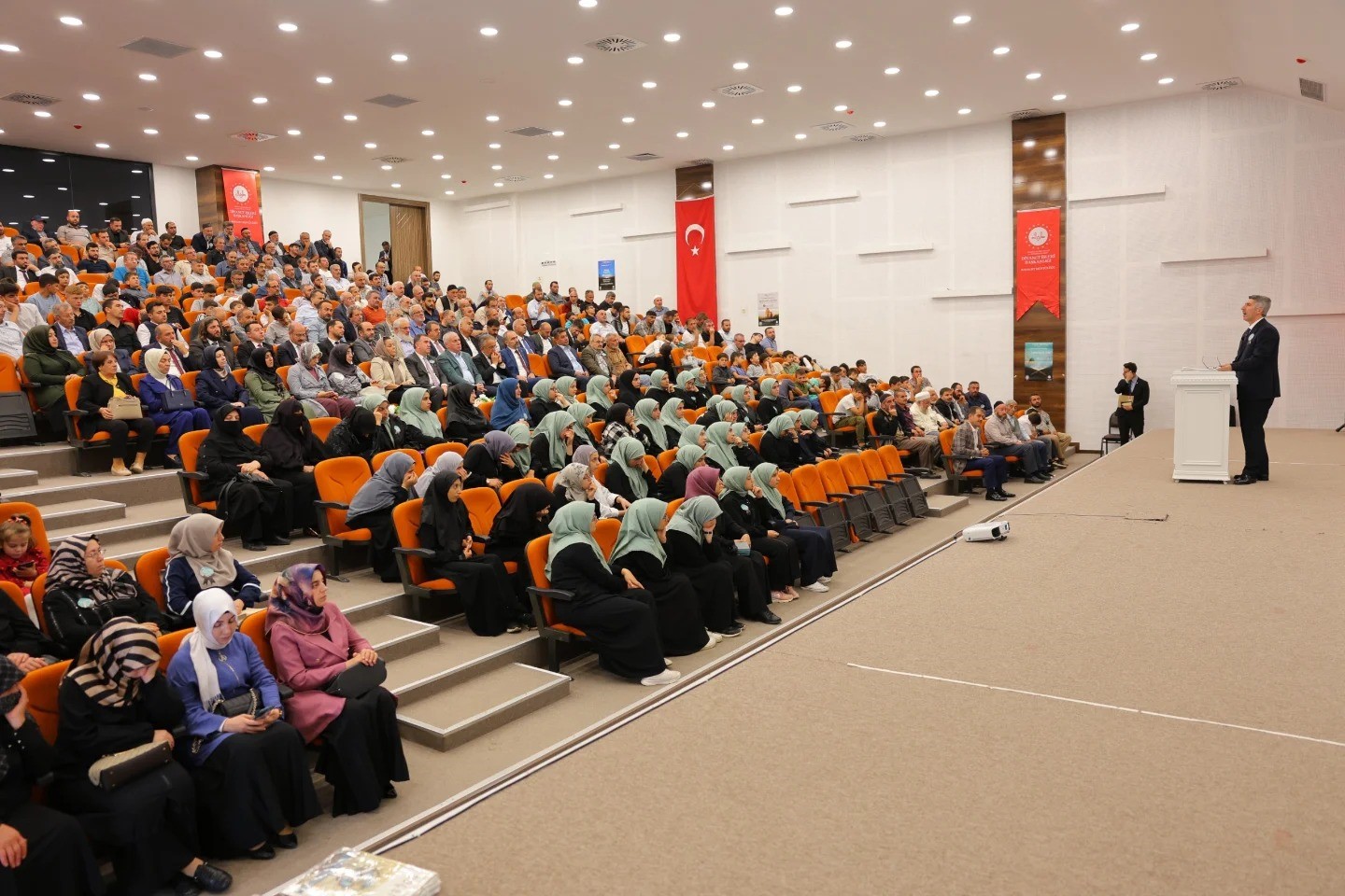 Bayburt’ta Mevlid-i Nebi ile Camiler ve Din Görevlileri Haftası dolayısıyla konferans düzenlendi
