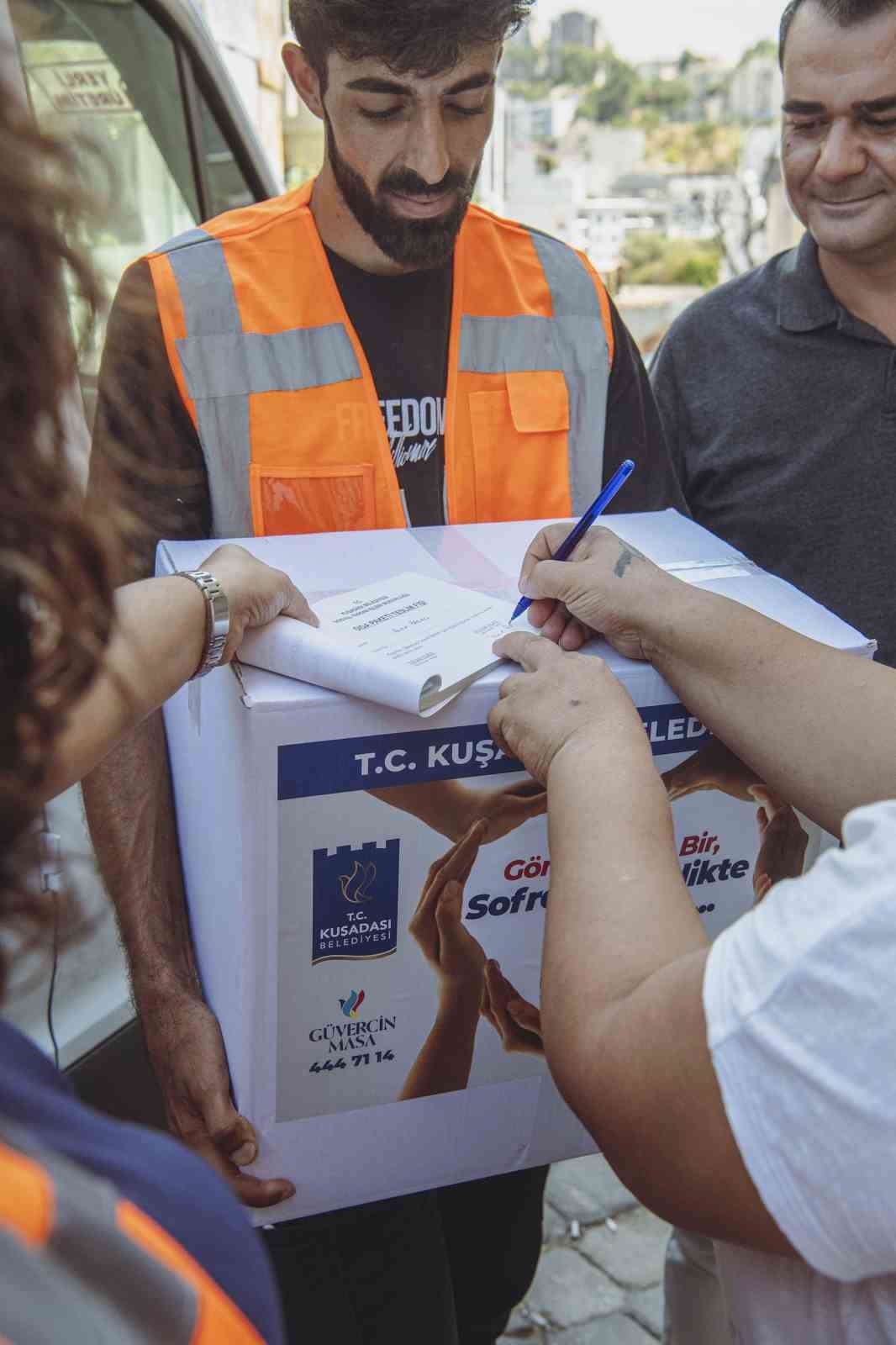 Kuşadası’nda gıda kolisi yardımı devam ediyor
