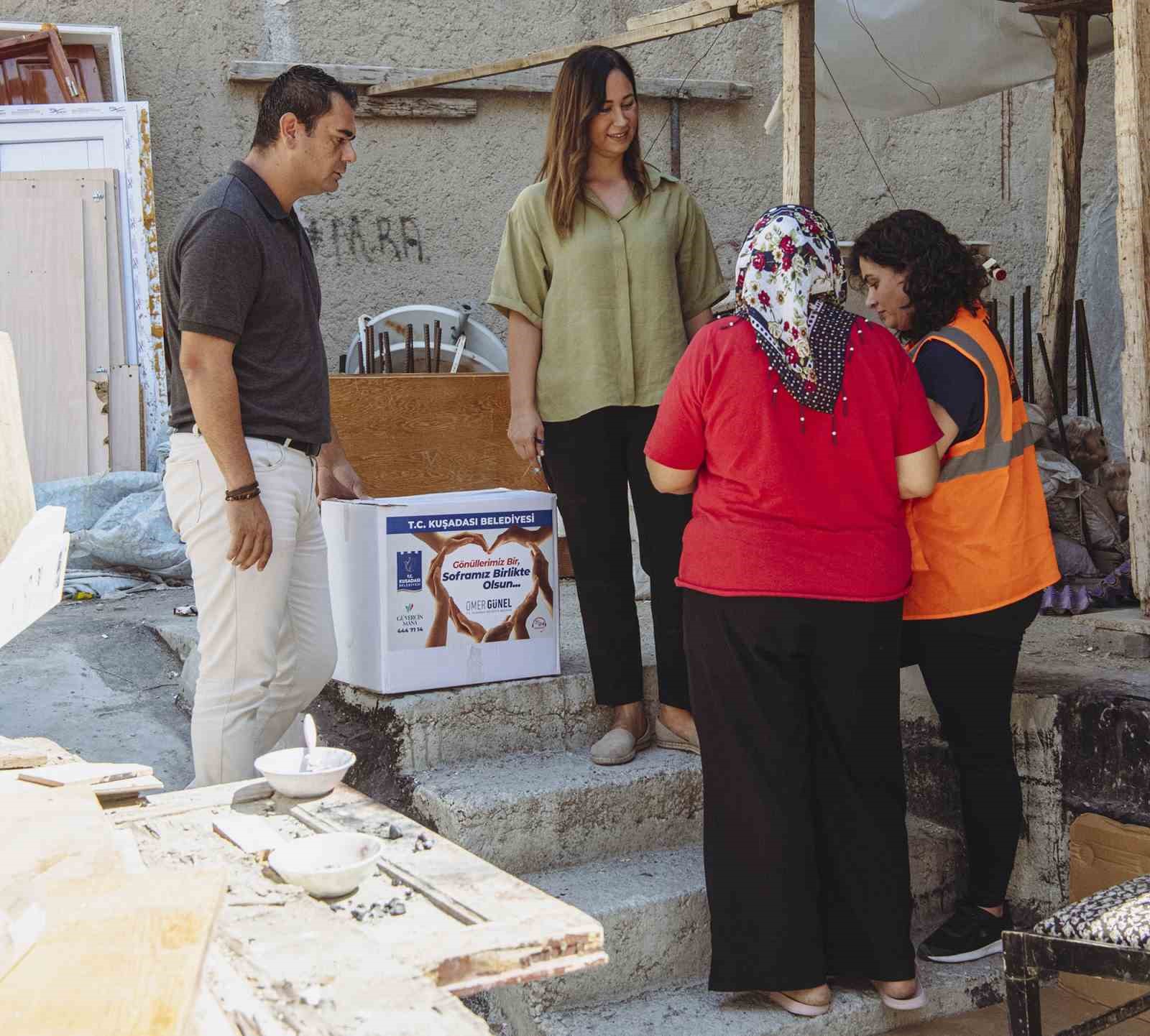 Kuşadası’nda gıda kolisi yardımı devam ediyor
