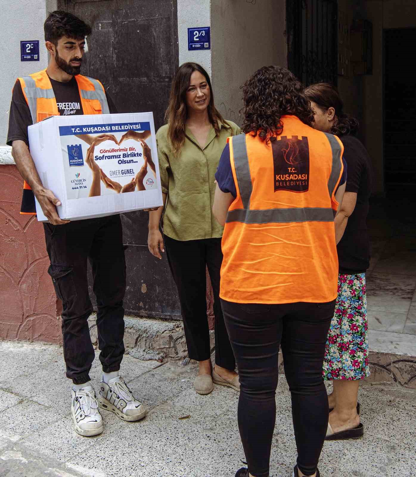 Kuşadası’nda gıda kolisi yardımı devam ediyor
