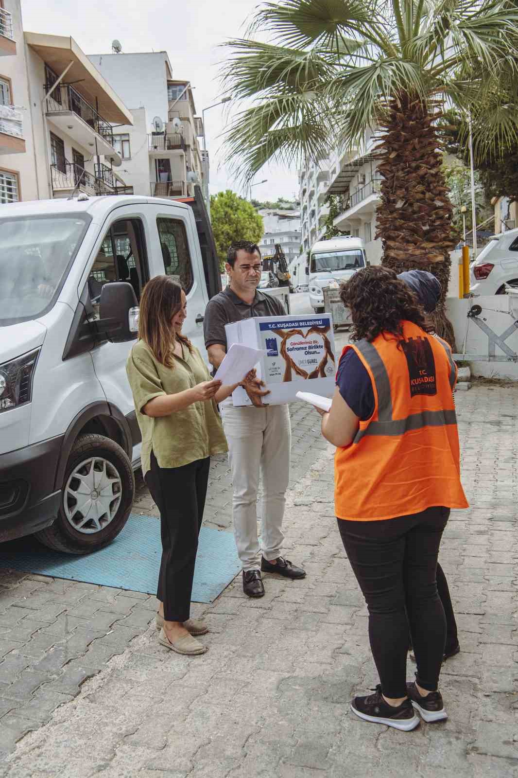 Kuşadası’nda gıda kolisi yardımı devam ediyor
