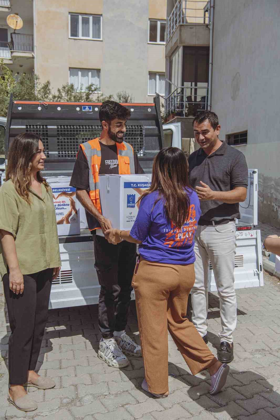 Kuşadası’nda gıda kolisi yardımı devam ediyor
