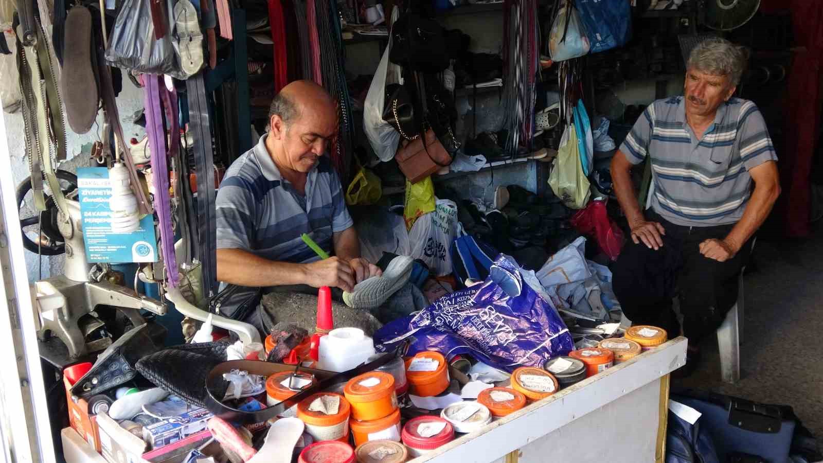 Okullar açıldı: Ayakkabı ve çanta tamirine talep arttı
