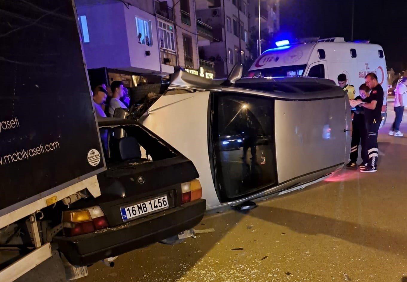 Kontrolden çıktı, park halindeki otomobillere çarptı: 2 yaralı
