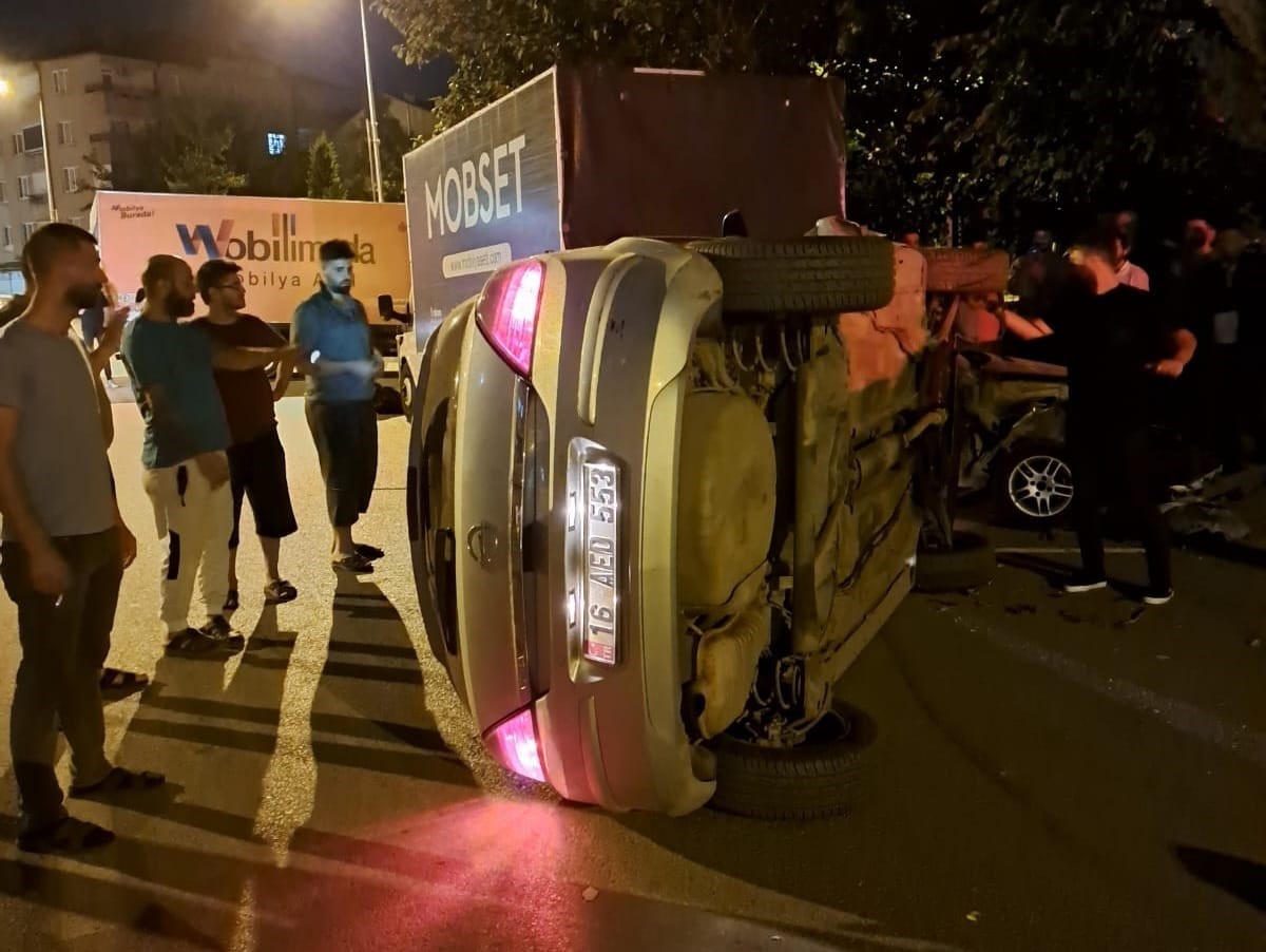 Kontrolden çıktı, park halindeki otomobillere çarptı: 2 yaralı
