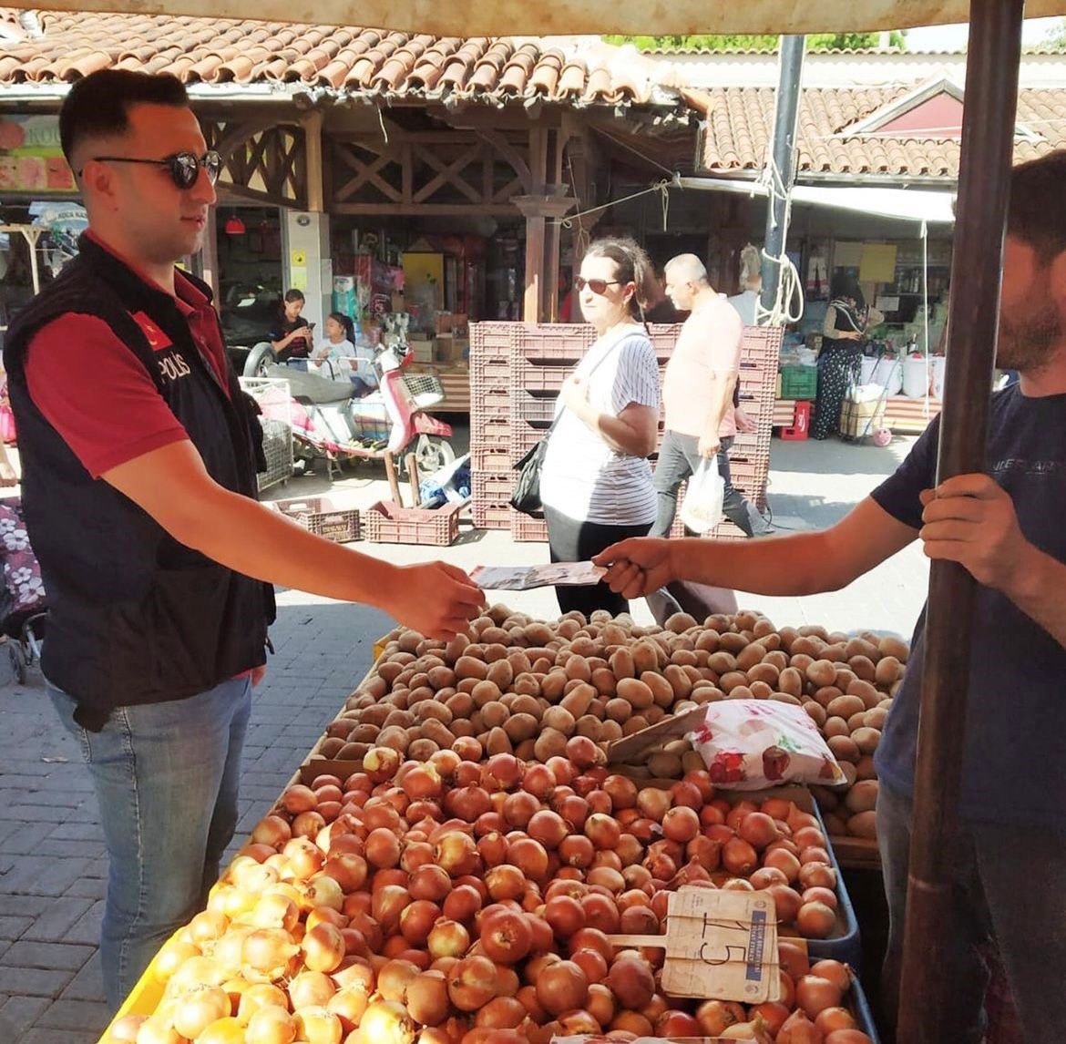 Selçuk Polisi pazarda vatandaşları dolandırıcılık yöntemlerine karşı bilgilendirdi
