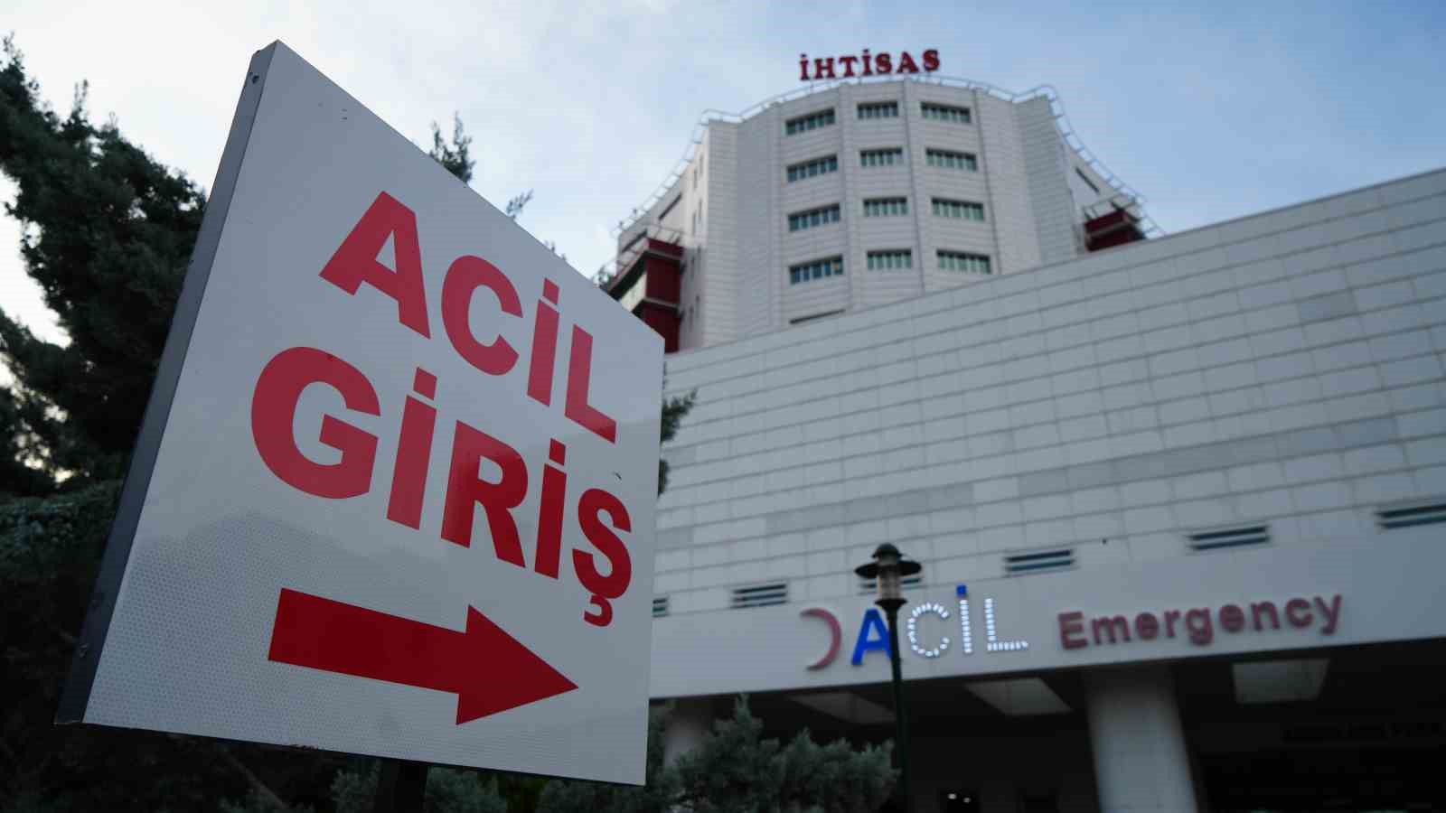 Oğul dehşet saçtı: Kolundan bıçaklanan baba, ambulansta kalp krizi geçirerek hayatını kaybetti
