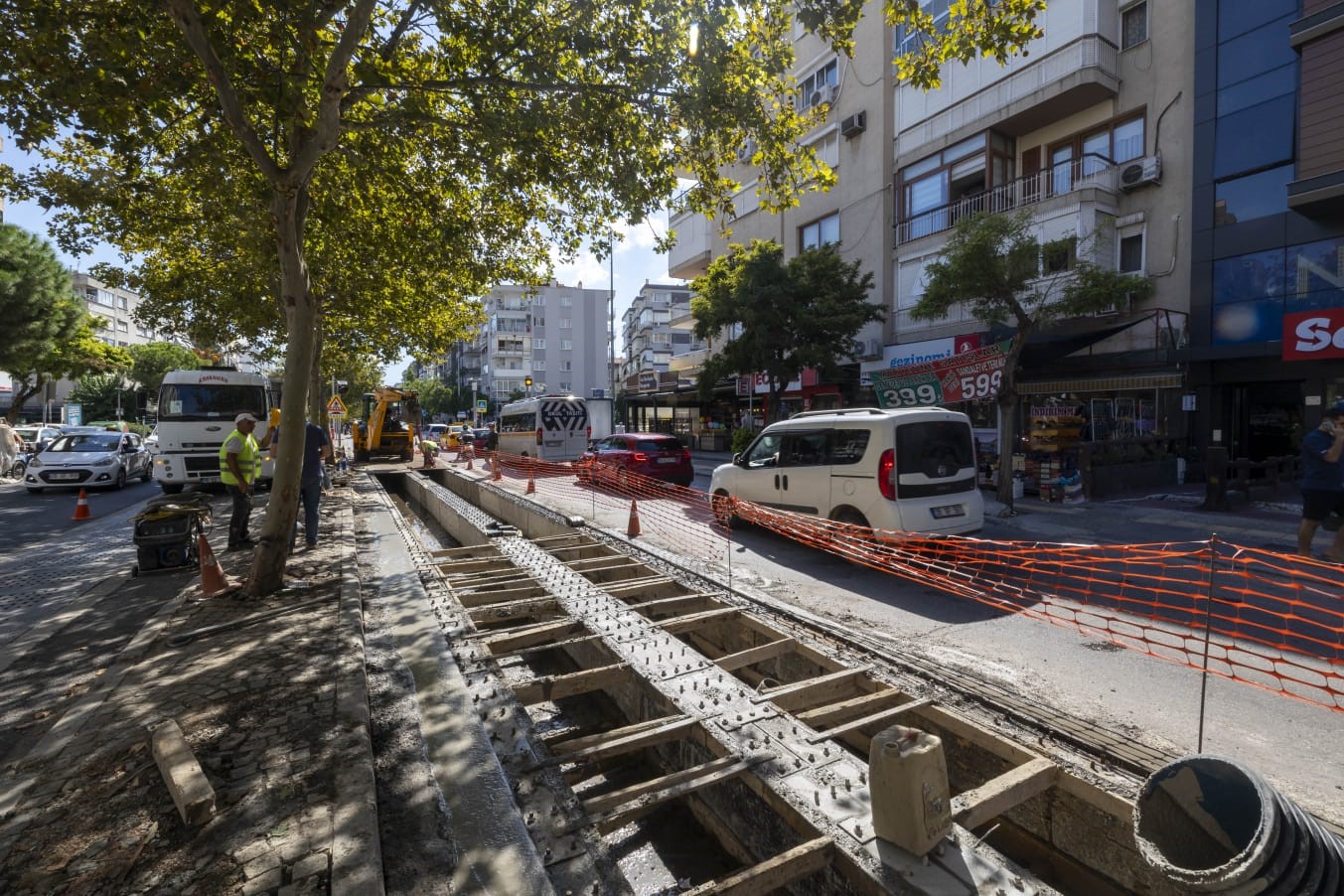 Girne Caddesi’ndeki yağmur suyu mazgalları yenileniyor
