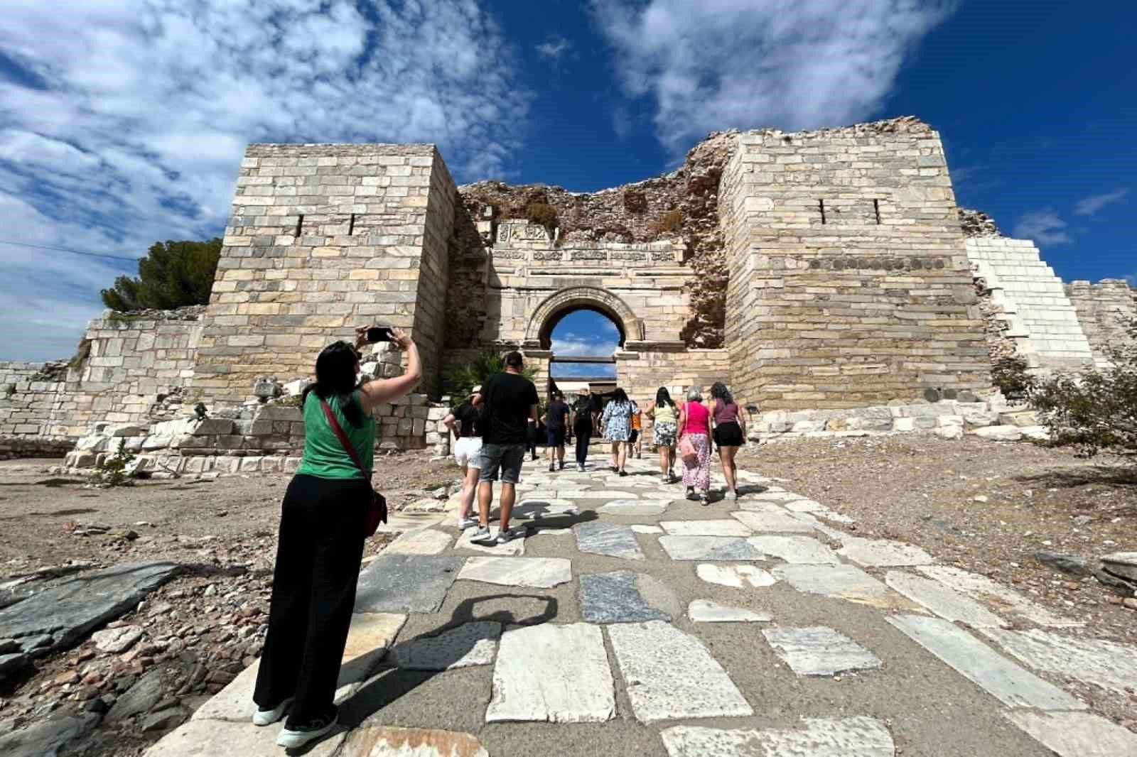 Tam bin 800 yıllık: İzmir’de Romalı gladyatörün lahiti bulundu
