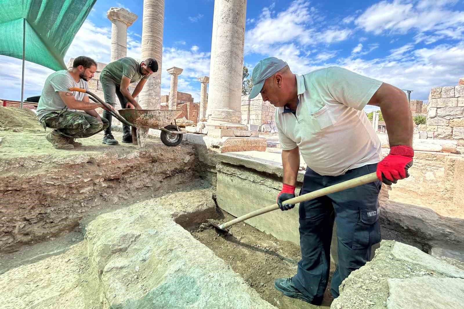 Tam bin 800 yıllık: İzmir’de Romalı gladyatörün lahiti bulundu
