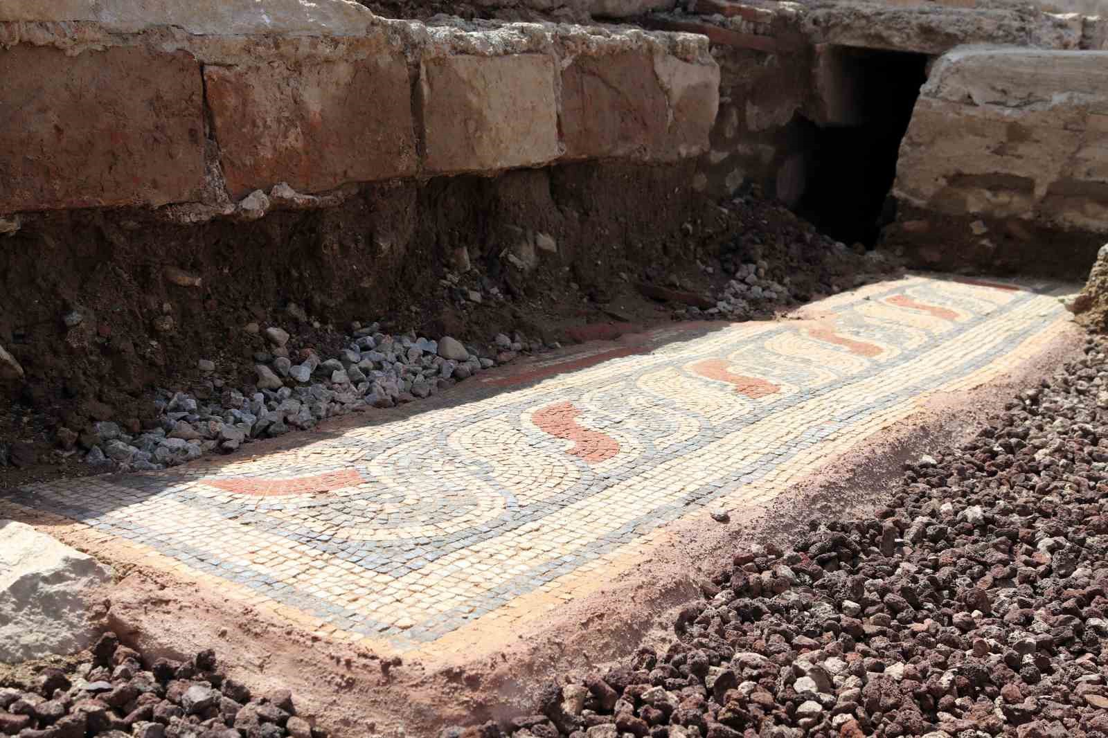 Tam bin 800 yıllık: İzmir’de Romalı gladyatörün lahiti bulundu
