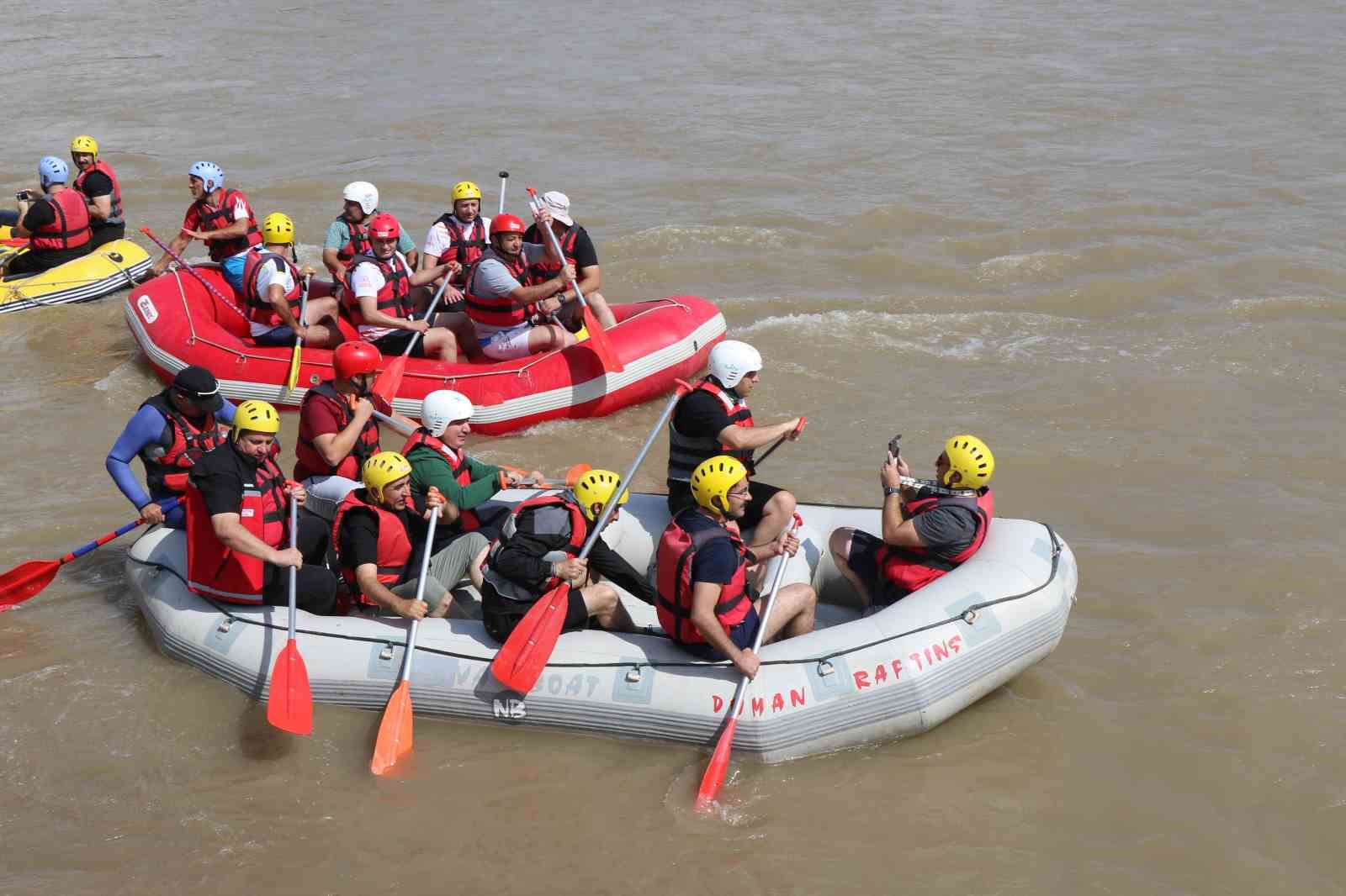 Rafting yapan gaziler Karasu Nehri’nde 50 metre uzunluğunda Türk bayrağı açtı
