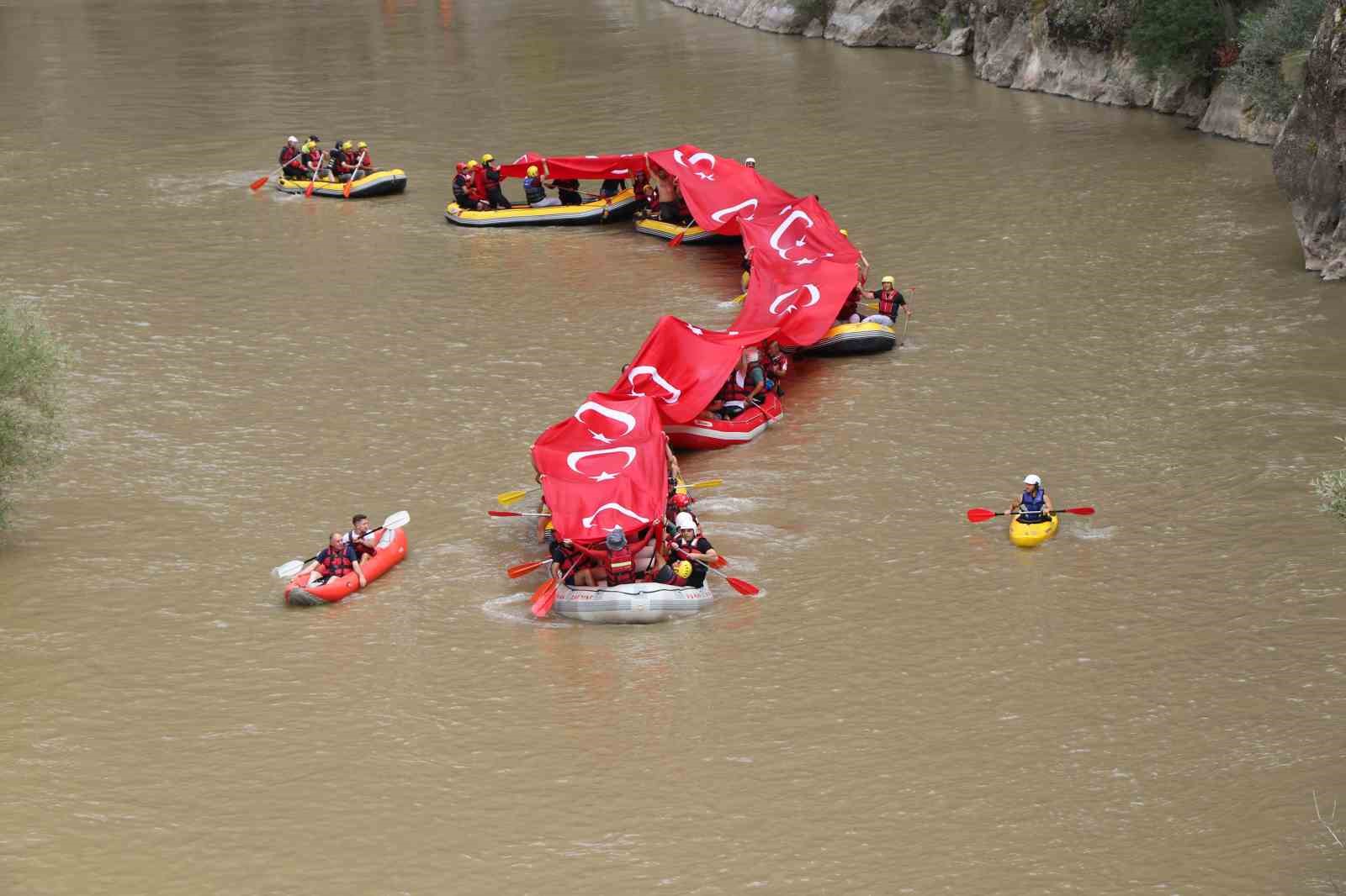 Rafting yapan gaziler Karasu Nehri’nde 50 metre uzunluğunda Türk bayrağı açtı
