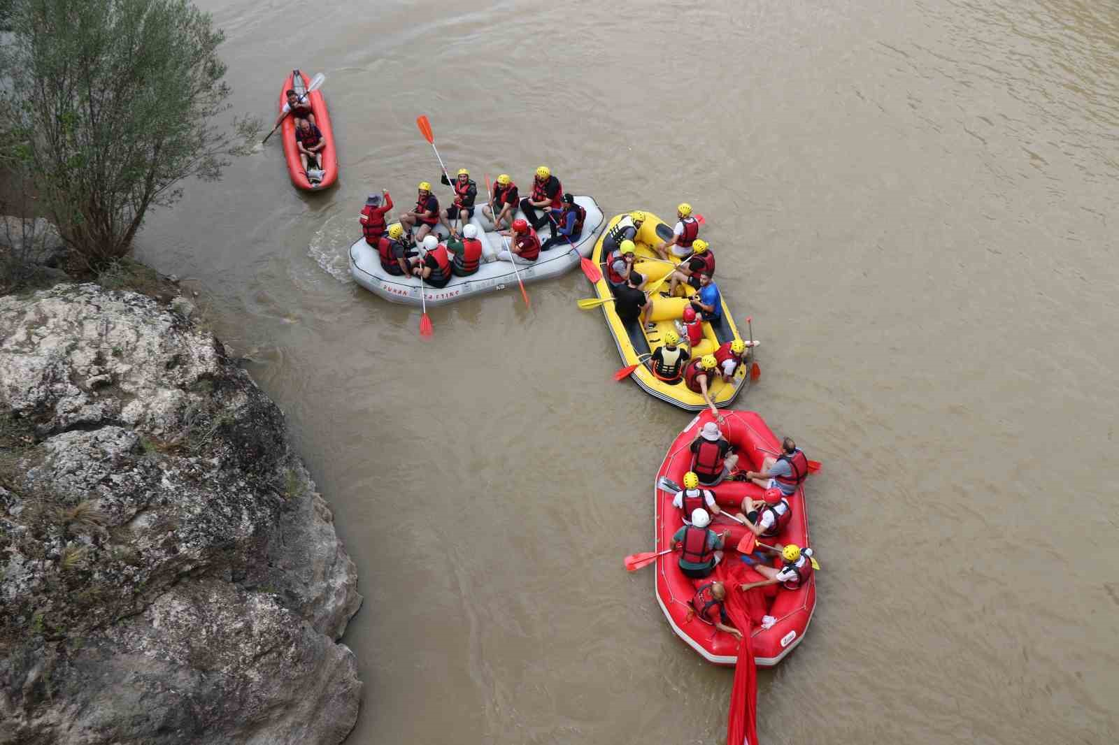 Rafting yapan gaziler Karasu Nehri’nde 50 metre uzunluğunda Türk bayrağı açtı
