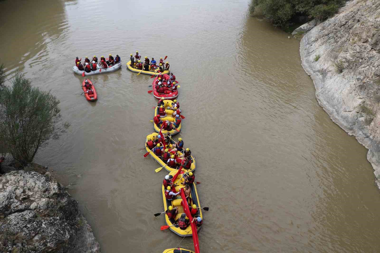 Rafting yapan gaziler Karasu Nehri’nde 50 metre uzunluğunda Türk bayrağı açtı
