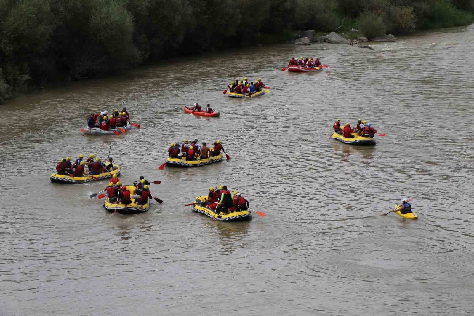 Rafting yapan gaziler Karasu Nehri’nde 50 metre uzunluğunda Türk bayrağı açtı
