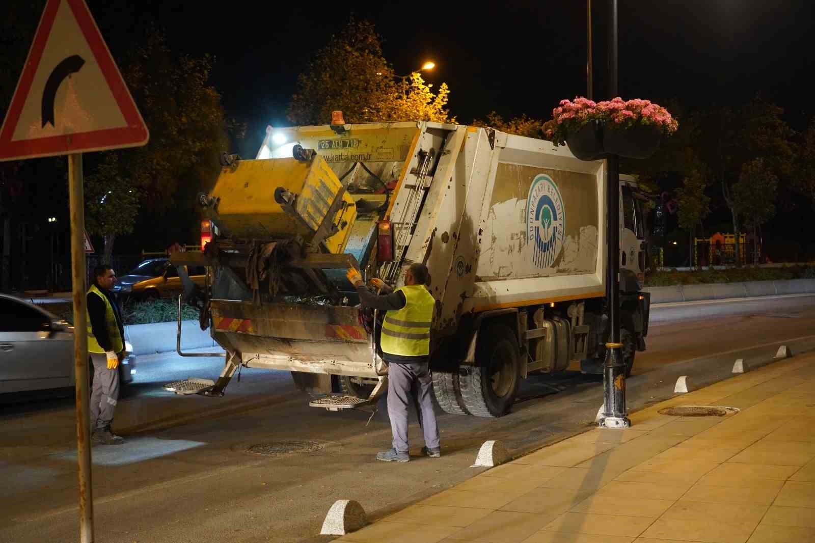 Toplanmayan çöpler için Bilecik Belediyesi çalışanları sahaya indi
