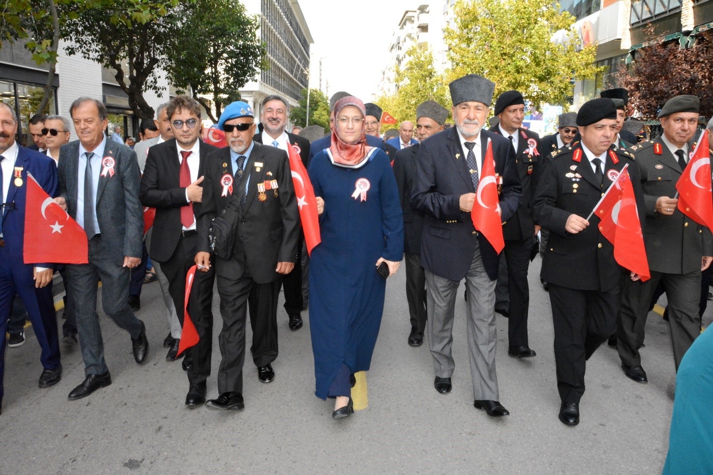 Kahramanlarla birlikte yürüdüler
