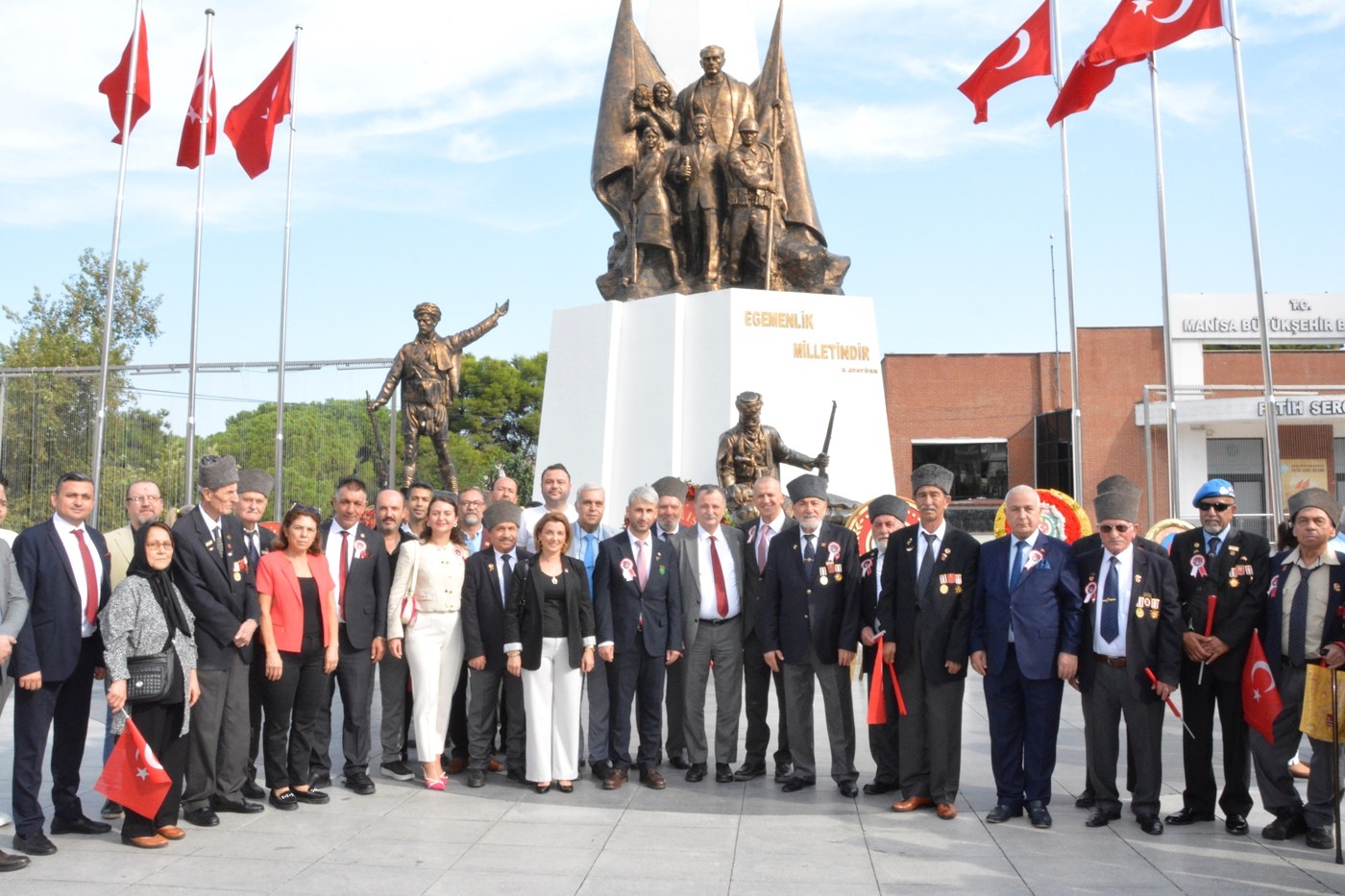 Kahramanlarla birlikte yürüdüler
