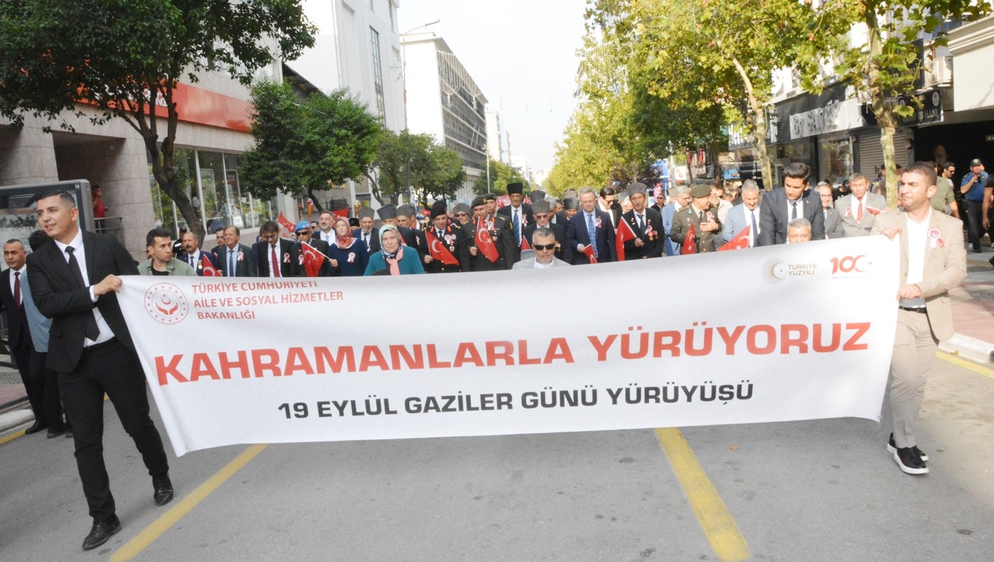 Kahramanlarla birlikte yürüdüler
